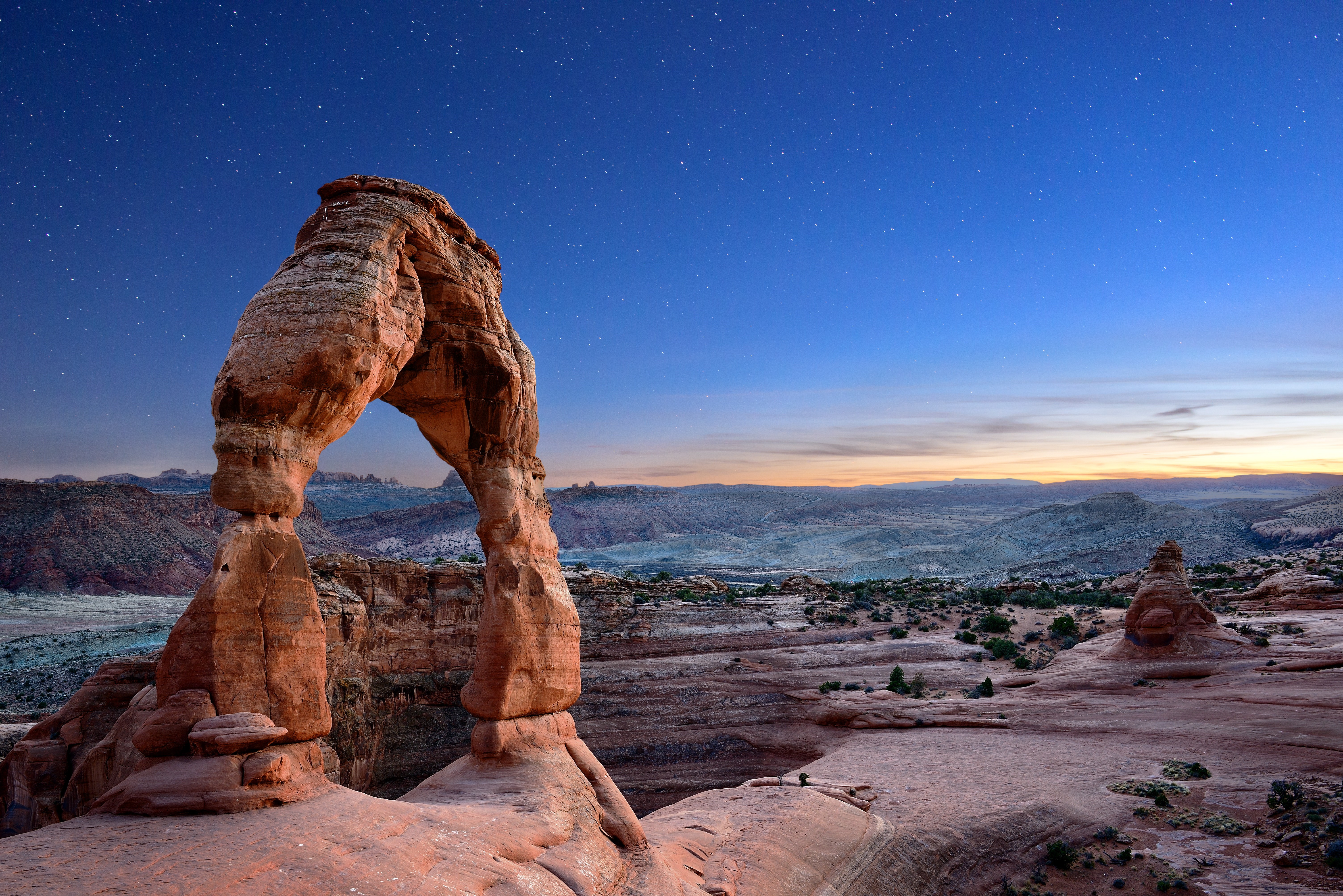 Delicate Arch under a starry sky HD Wallpaper