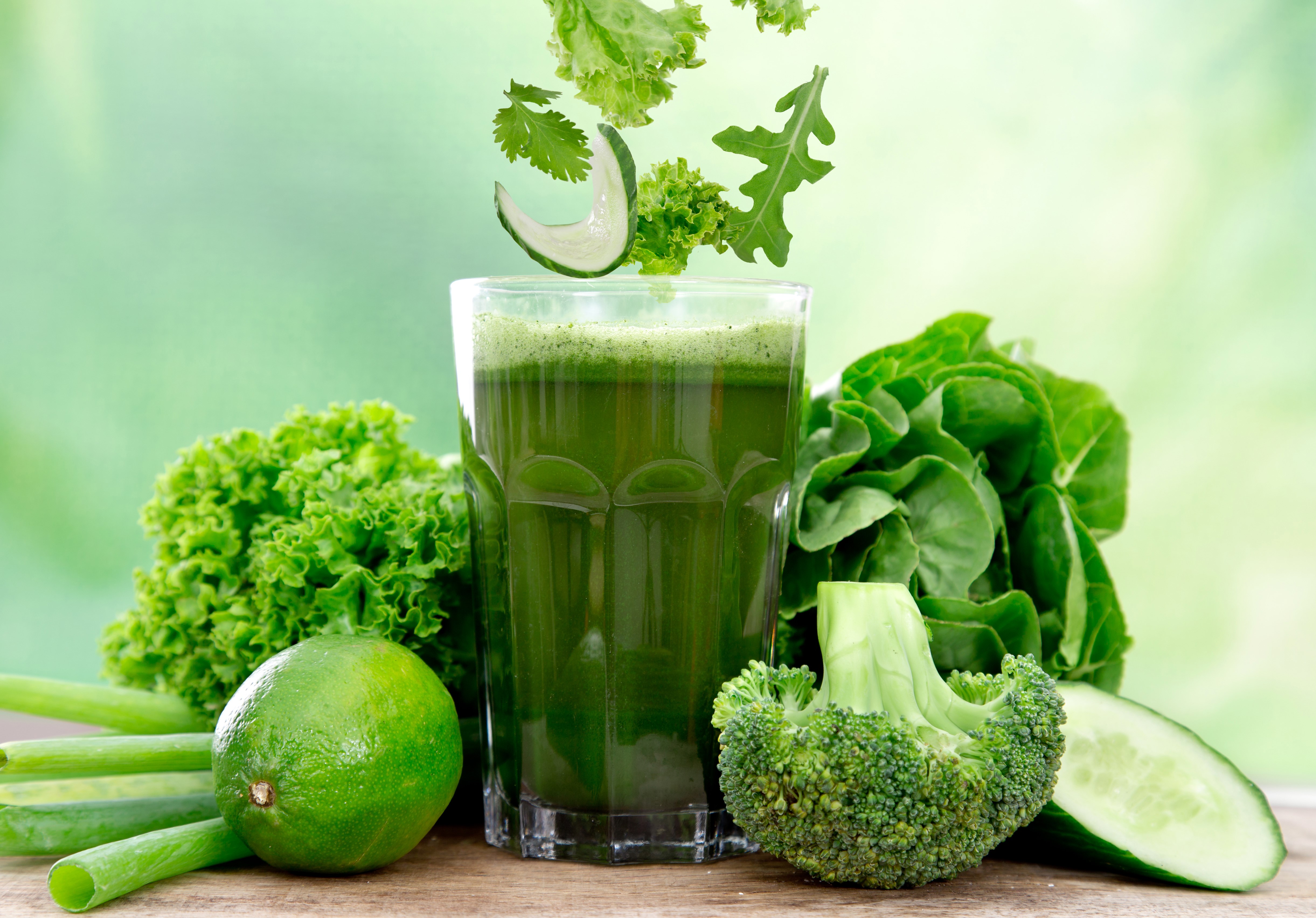 Green juice with vegetables and lime HD Wallpaper