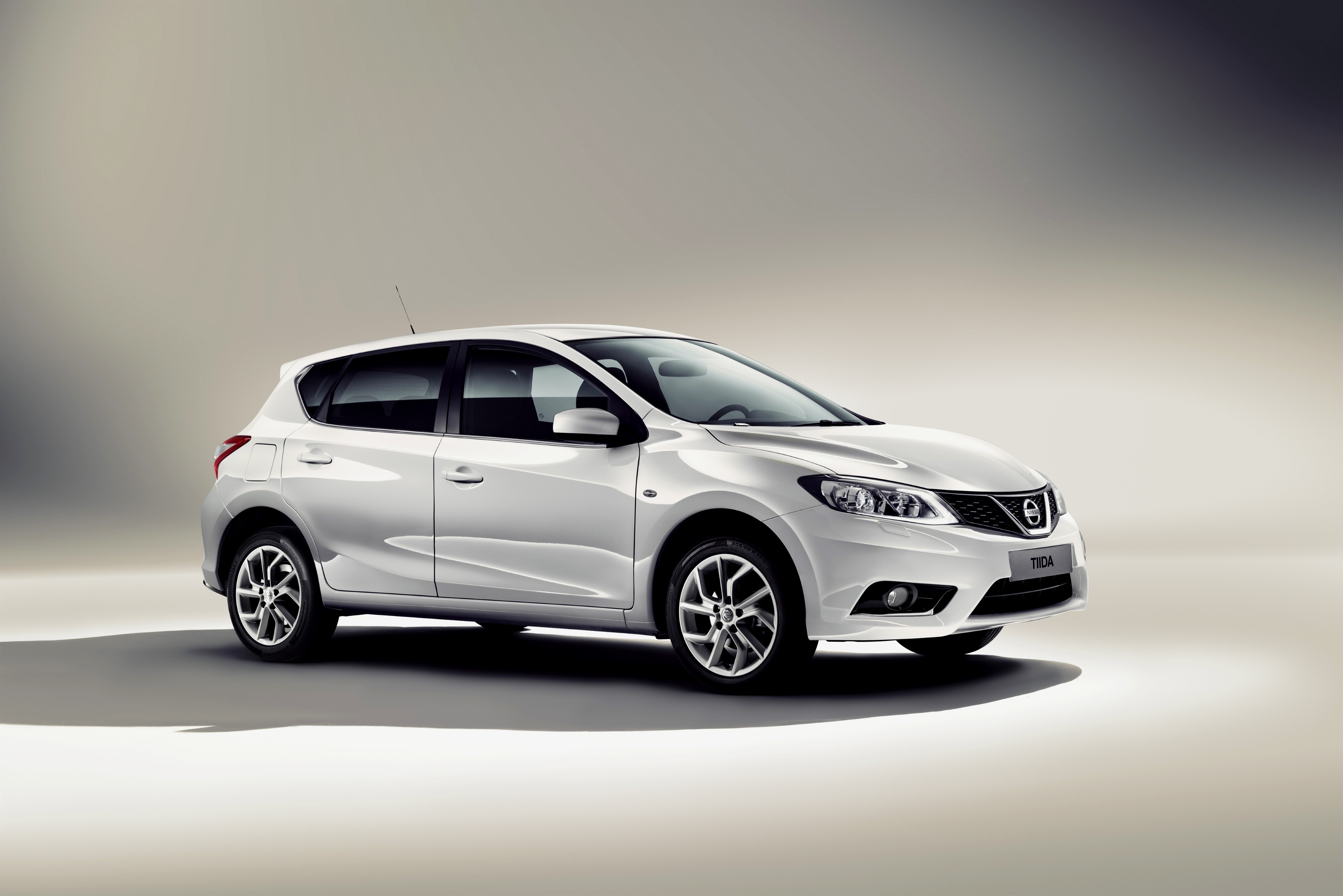 White 2015 Nissan Tiida CIS-spec HD Wallpaper