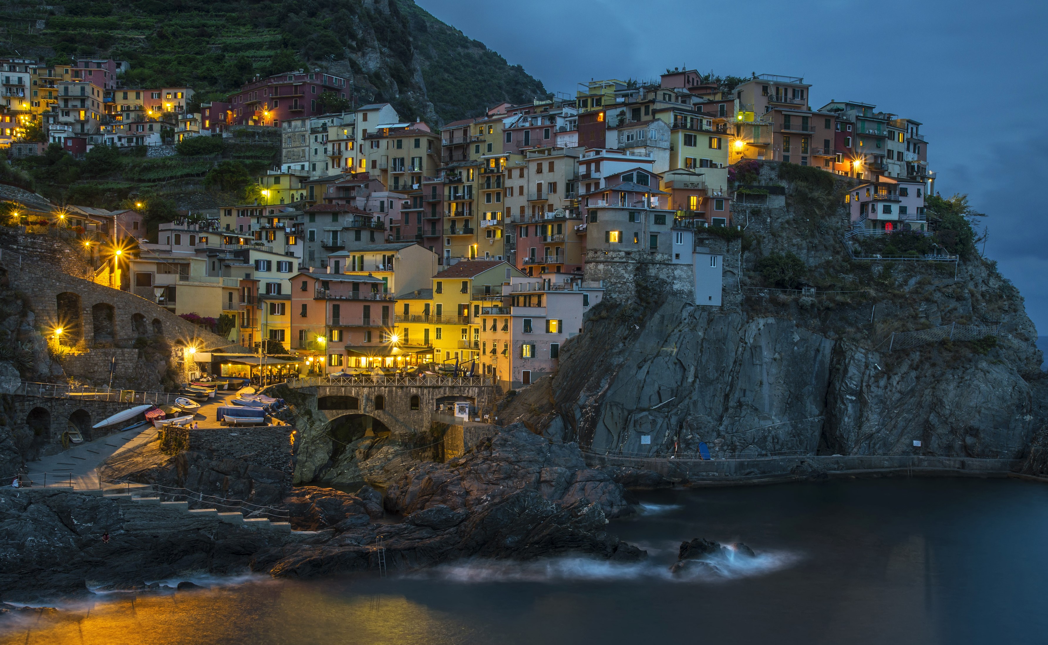 Manarola village at night, Cinque Terre, Italy HD Wallpaper