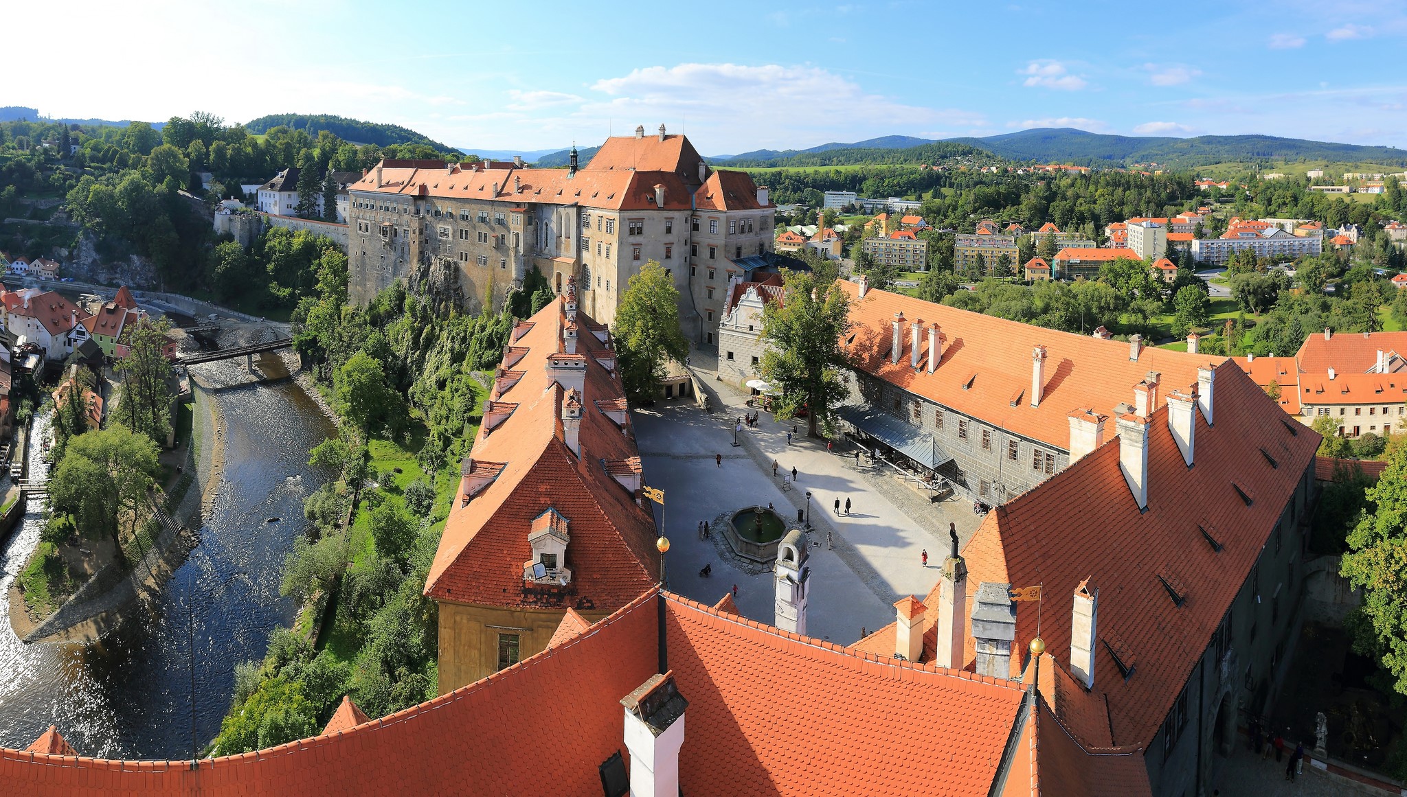 Cesky Krumlov Castle and Vltava River HD Wallpaper