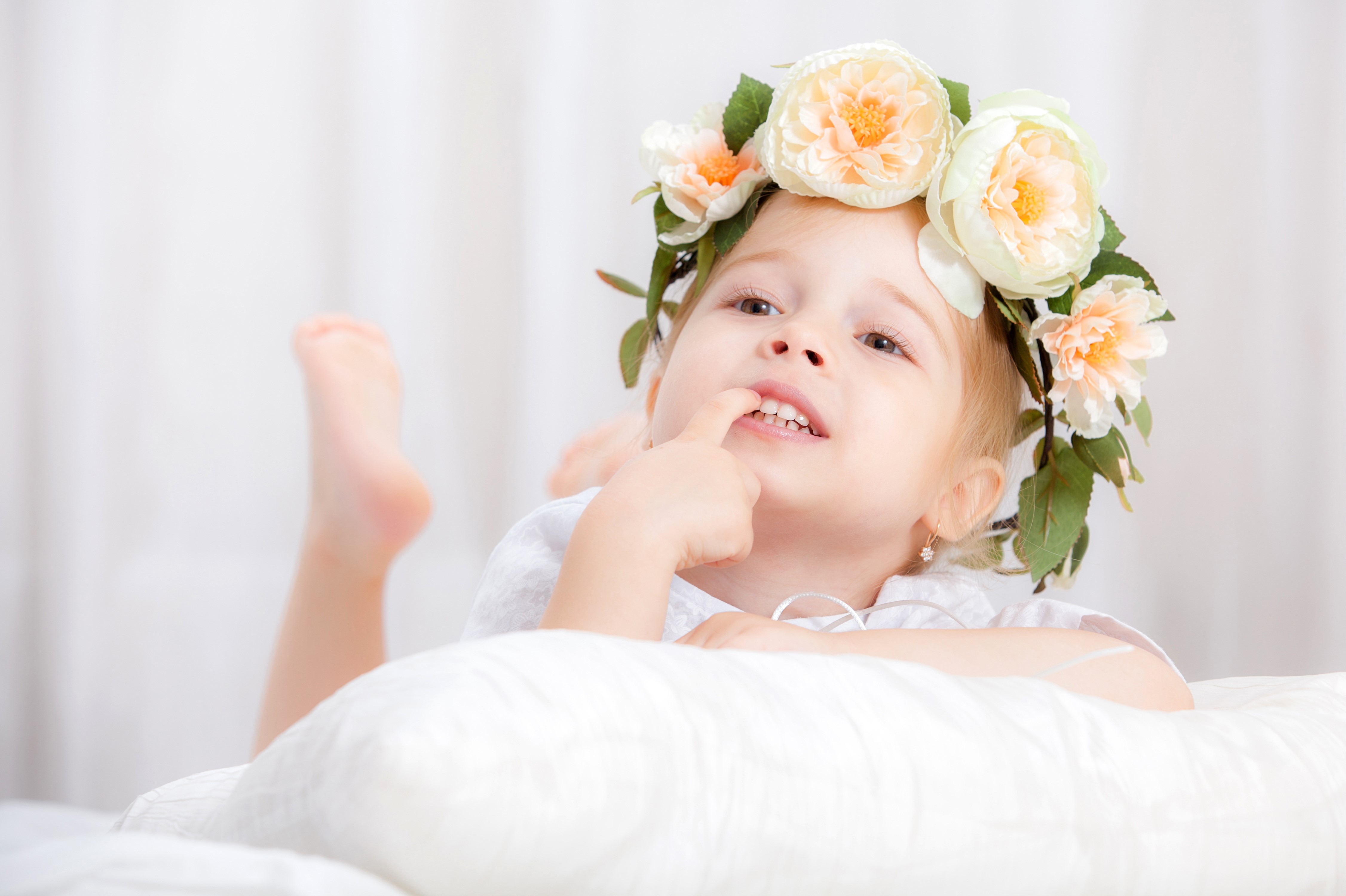Little girls Glance HD Wallpaper