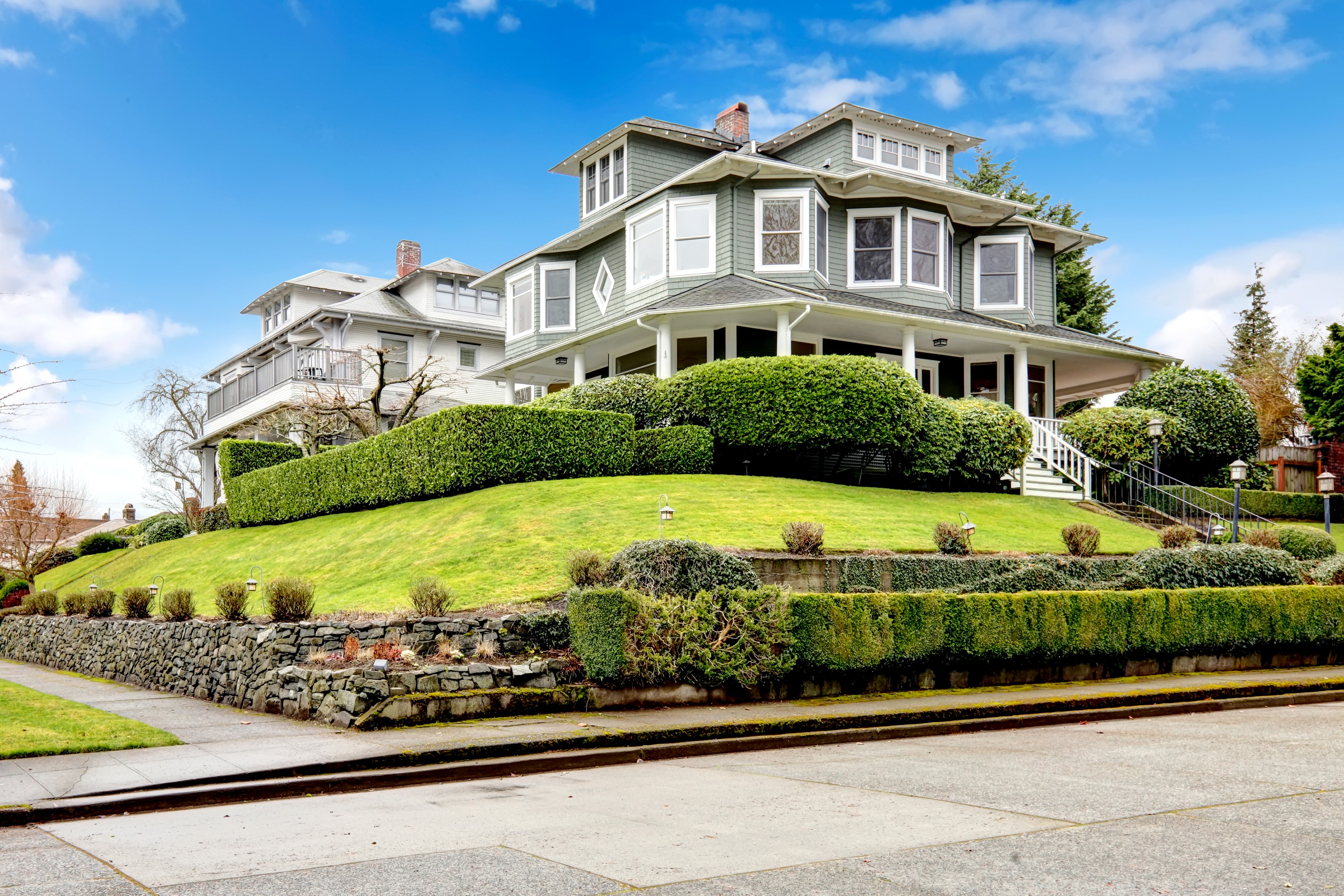 Large green mansion with manicured lawns and hedges HD Wallpaper