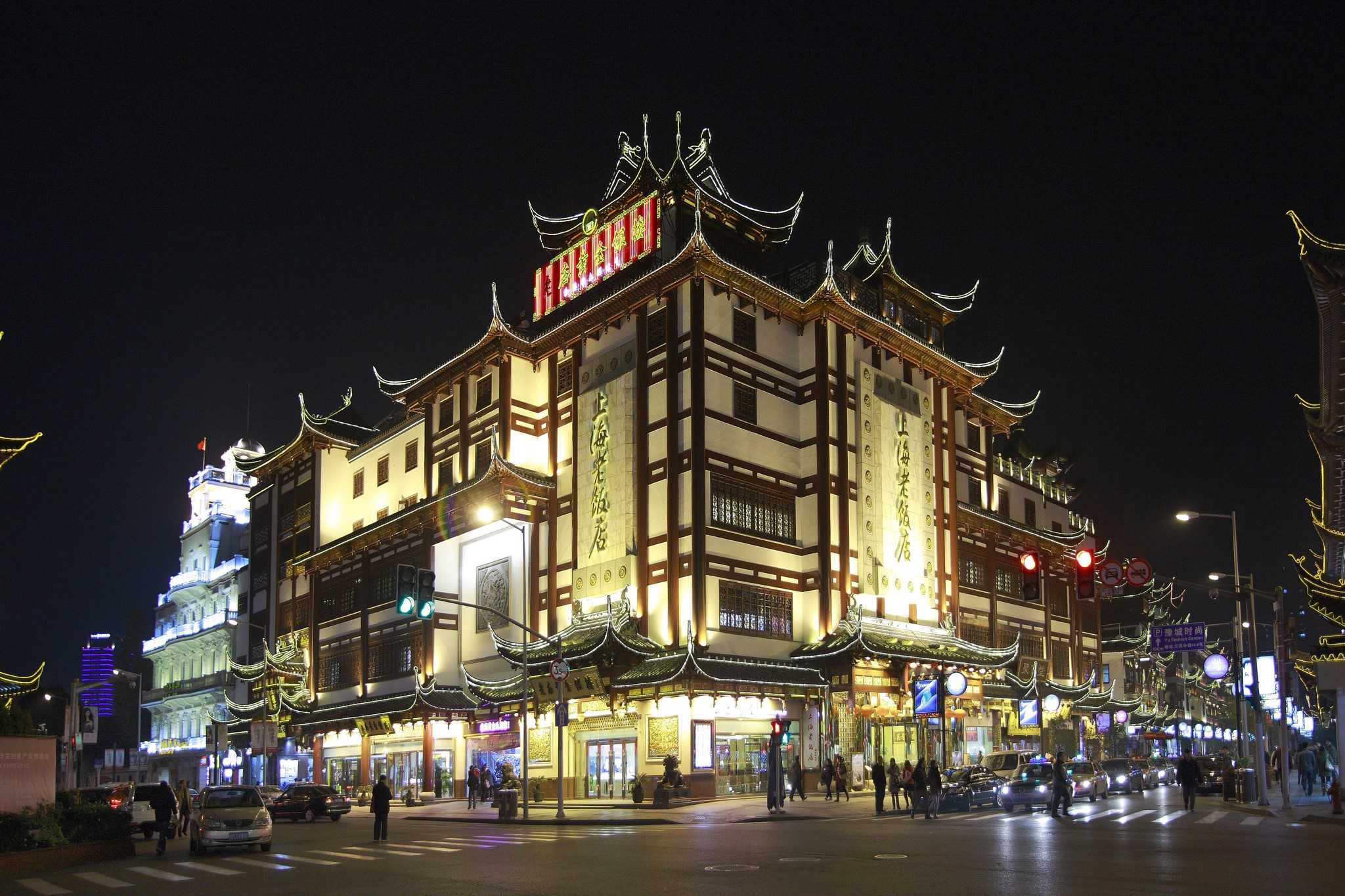 Traditional Chinese Buildings at Night in Shanghai HD Wallpaper