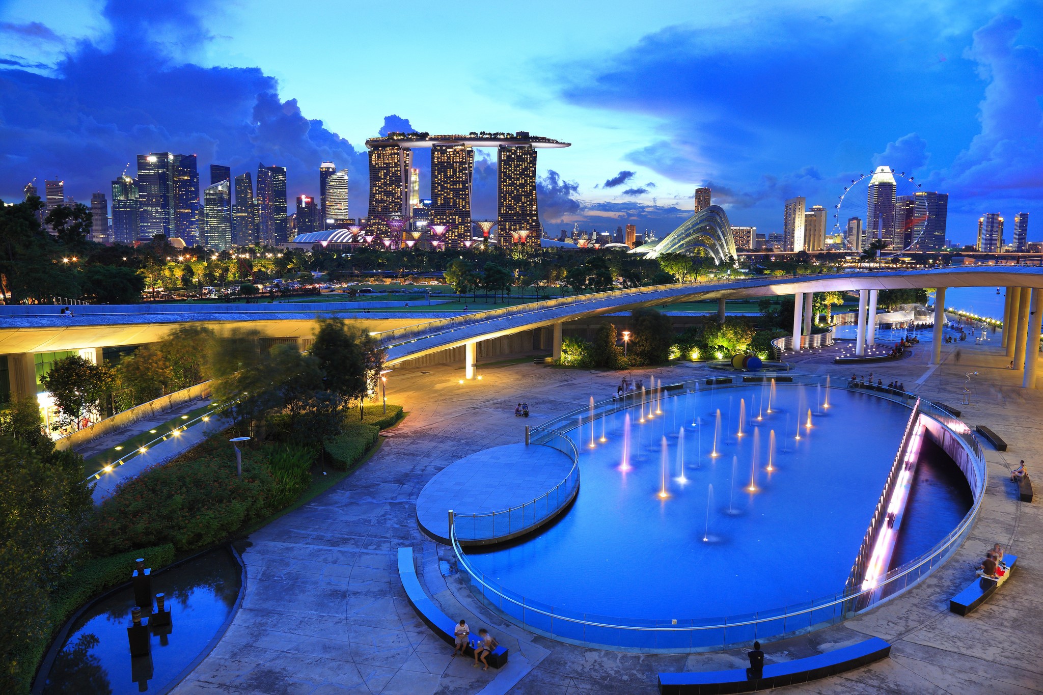 Marina Bay Sands and Singapore skyline at dusk with fountains HD Wallpaper