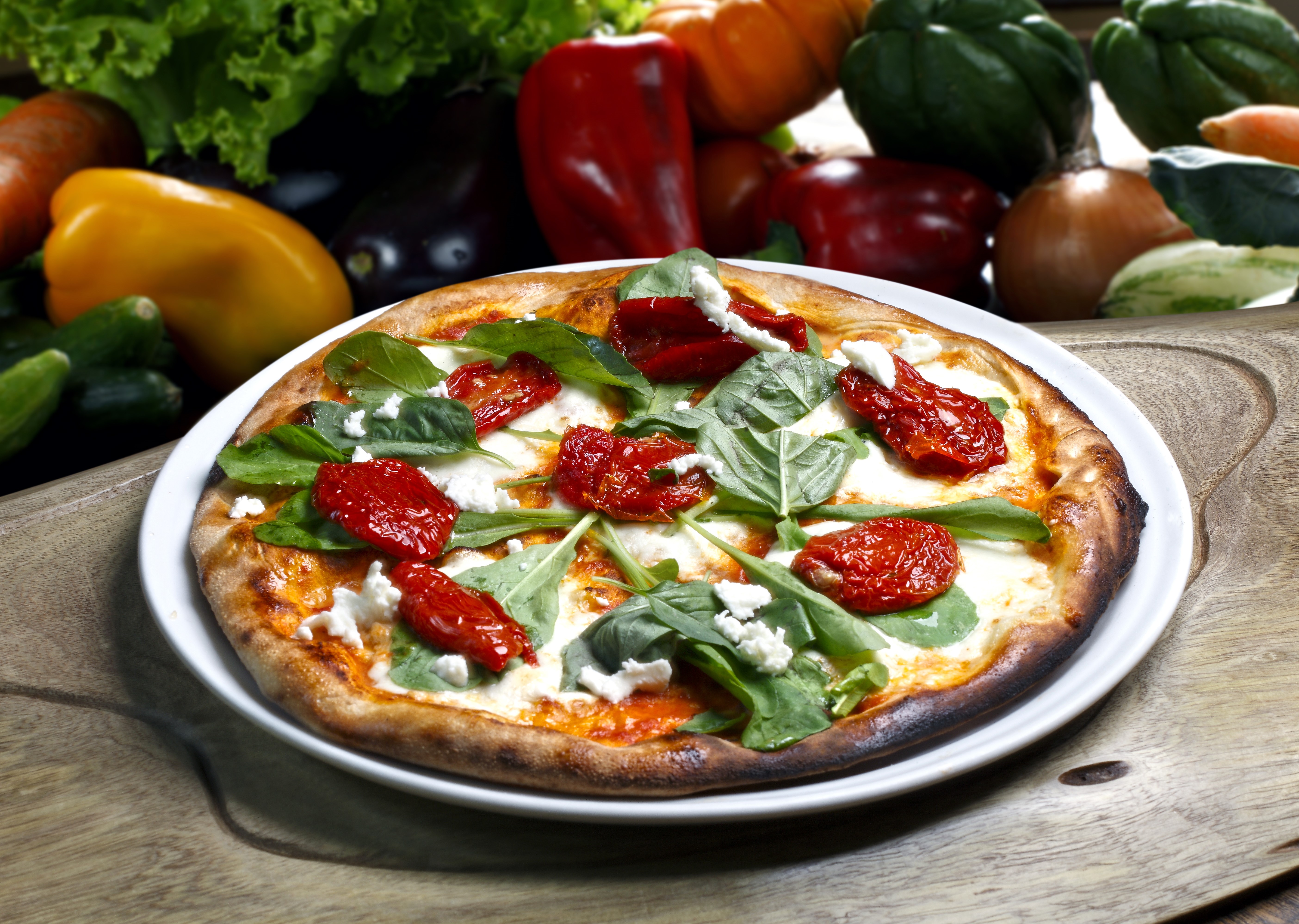 Pizza with sun-dried tomatoes and arugula HD Wallpaper