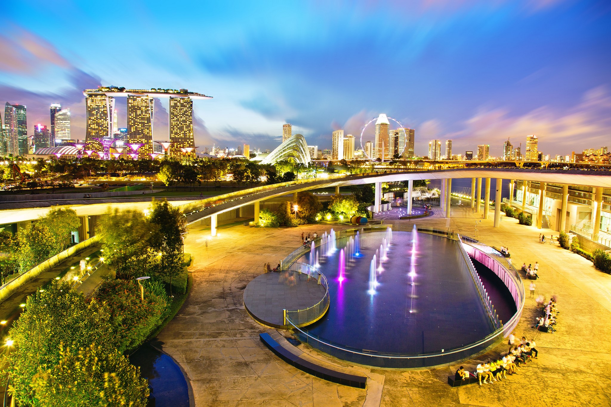 Marina Bay Sands and Singapore skyline at dusk with fountains HD Wallpaper
