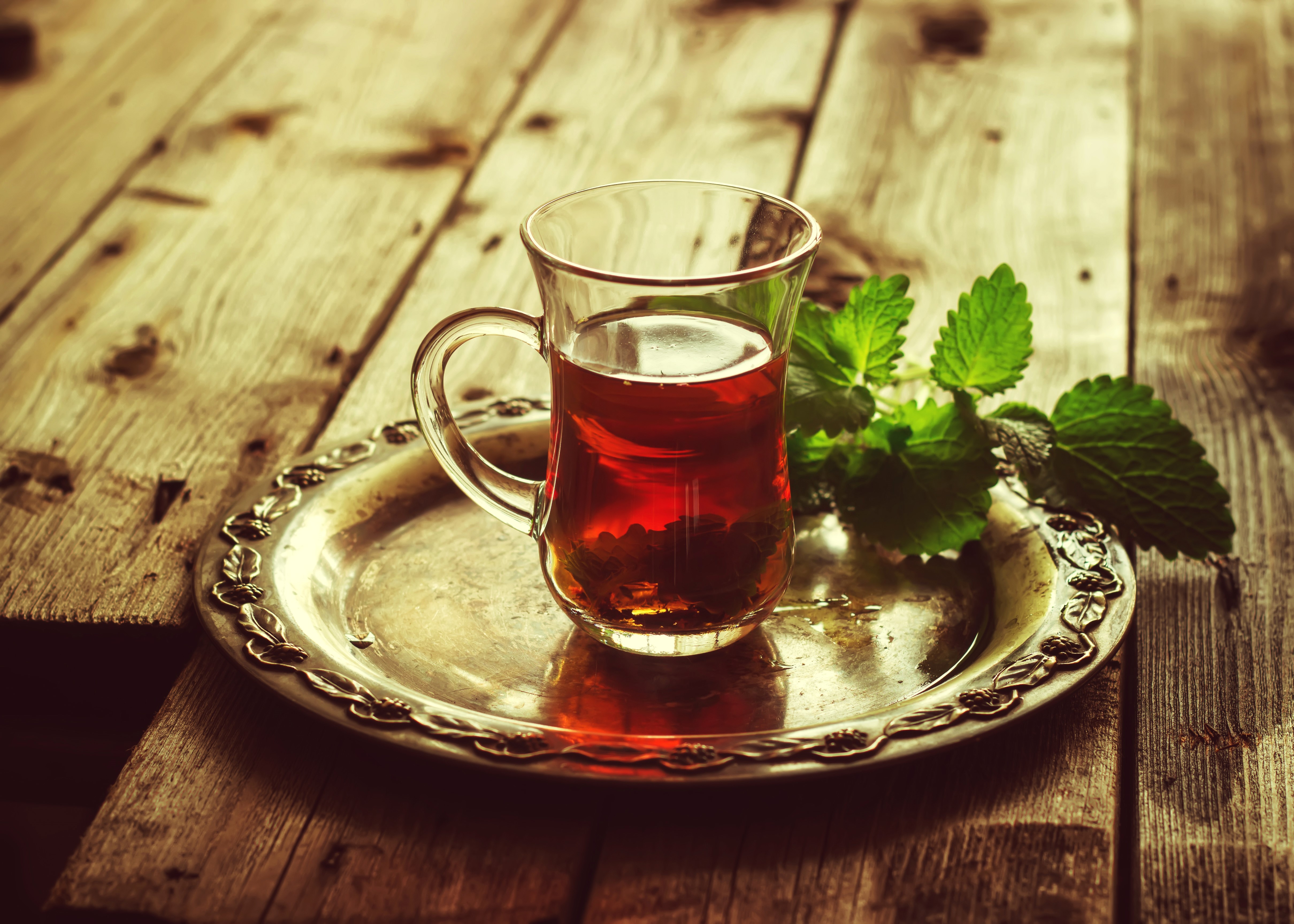 Tea in a glass on a tray with mint HD Wallpaper