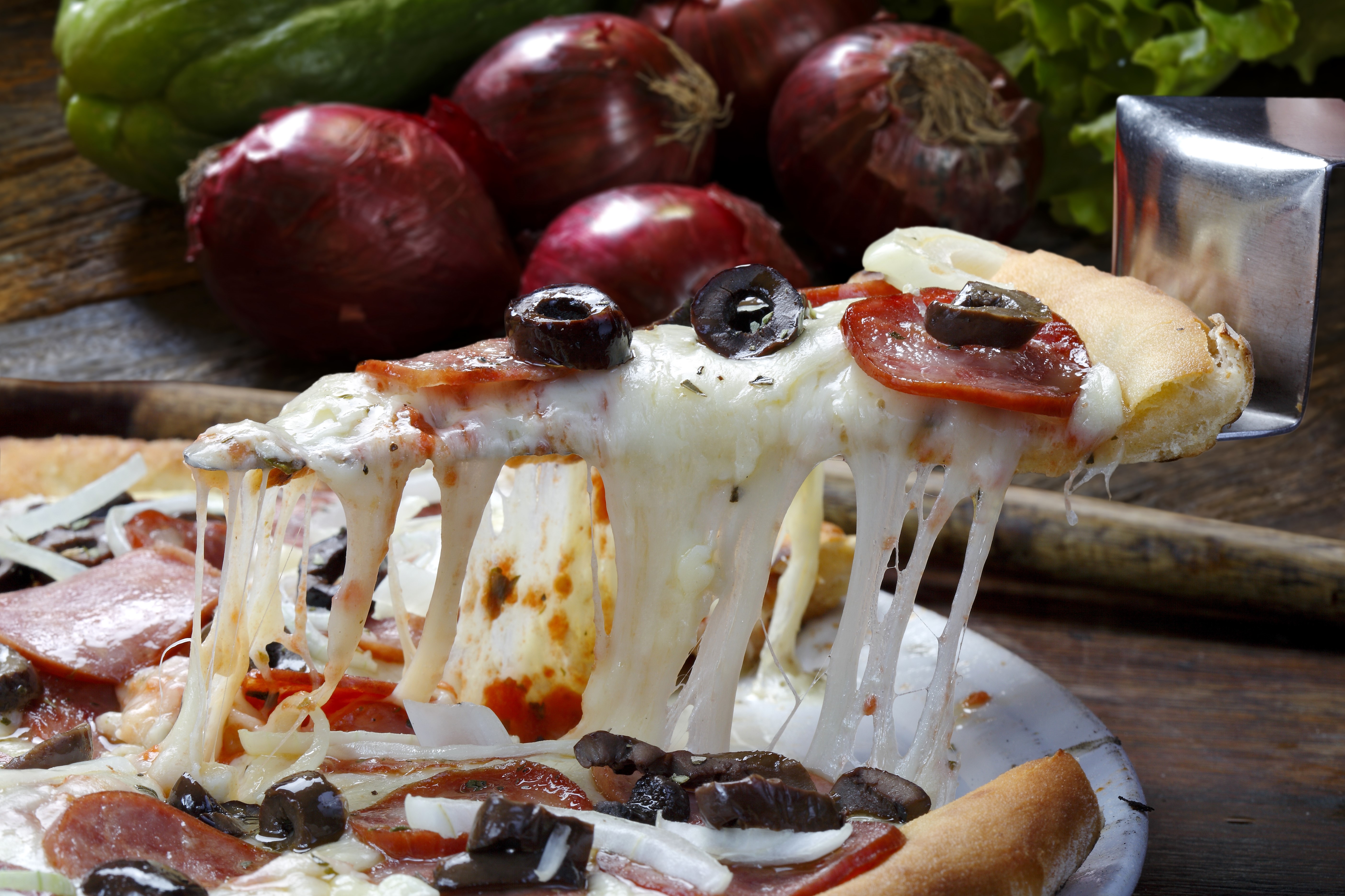 Pizza with pepperoni and olives, close-up HD Wallpaper