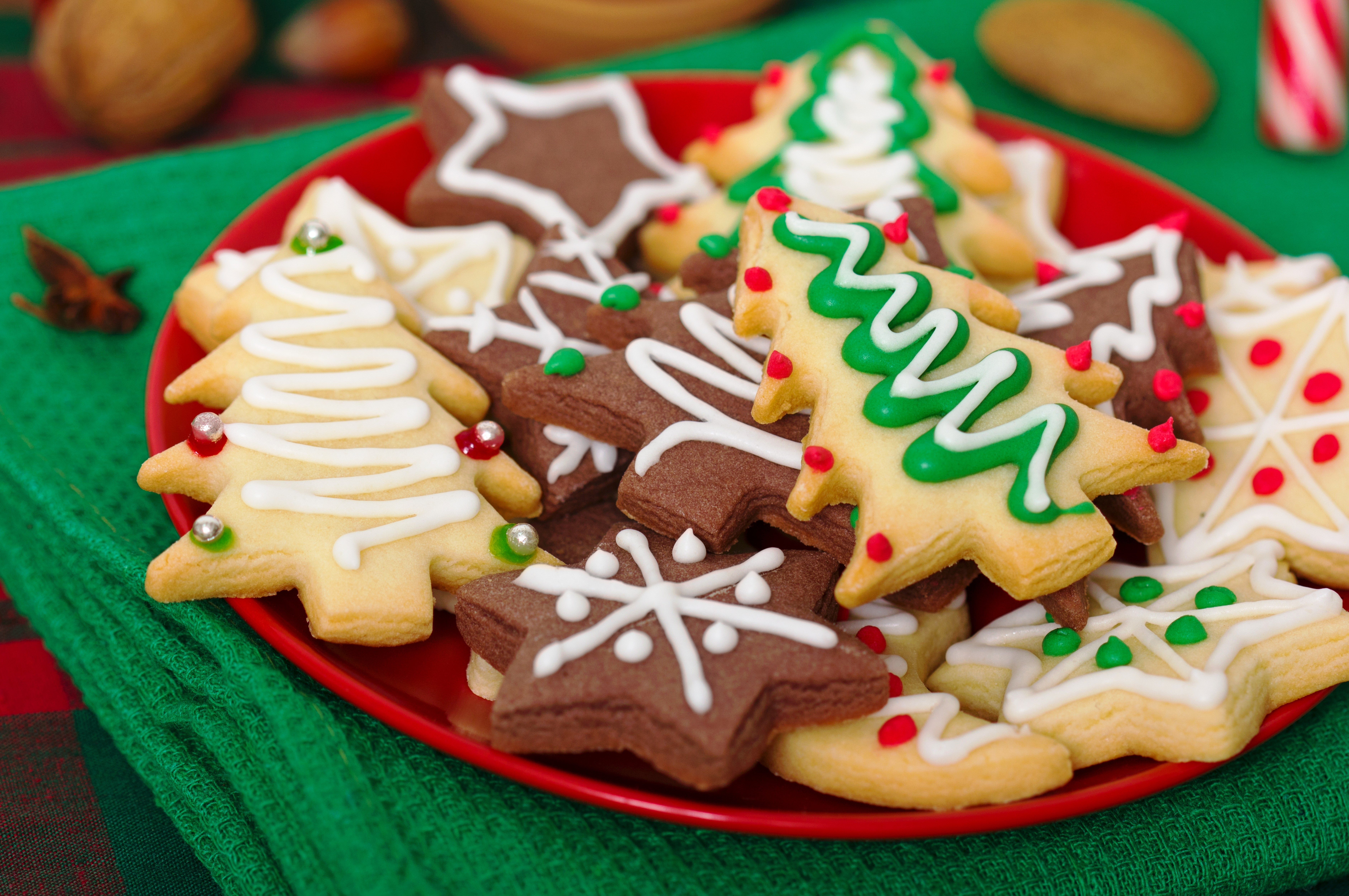 Christmas Cookies on a Red Plate HD Wallpaper