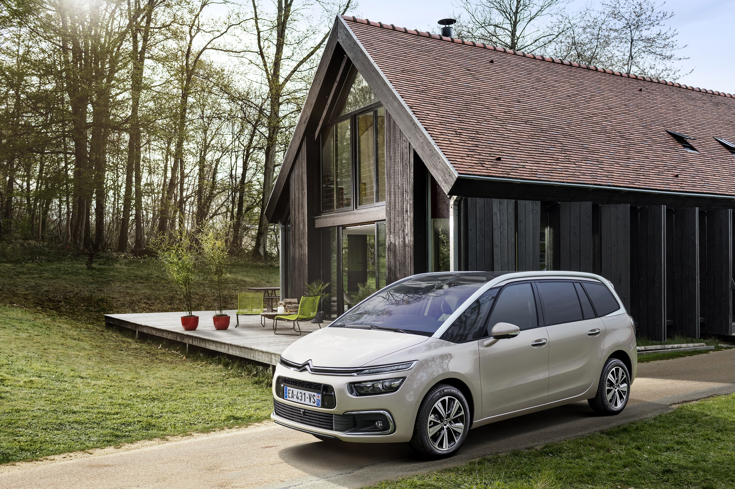 2016 Citroen Grand C4 Picasso in metallic color HD Wallpaper