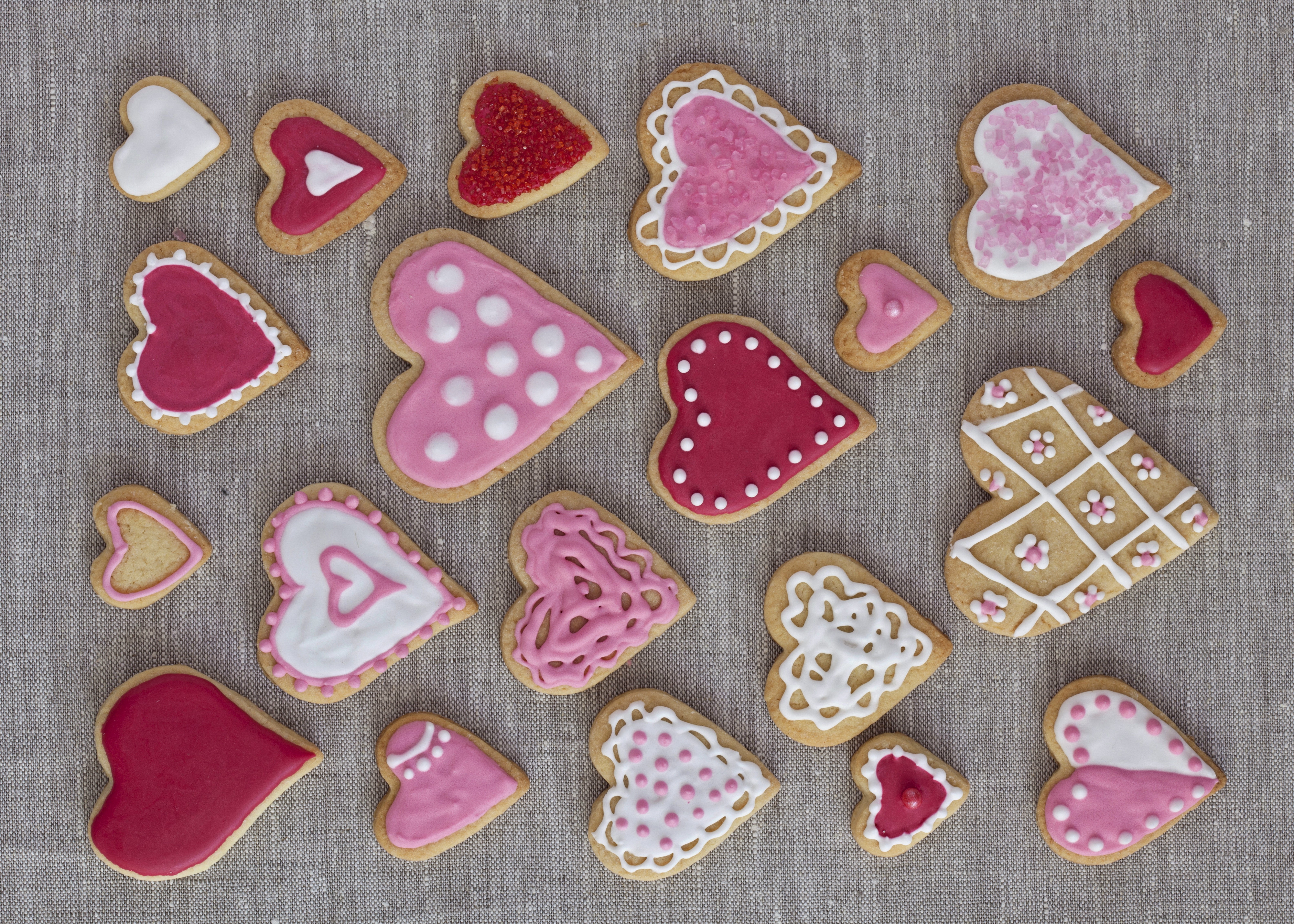 Heart-shaped cookies with frosting and sprinkles HD Wallpaper