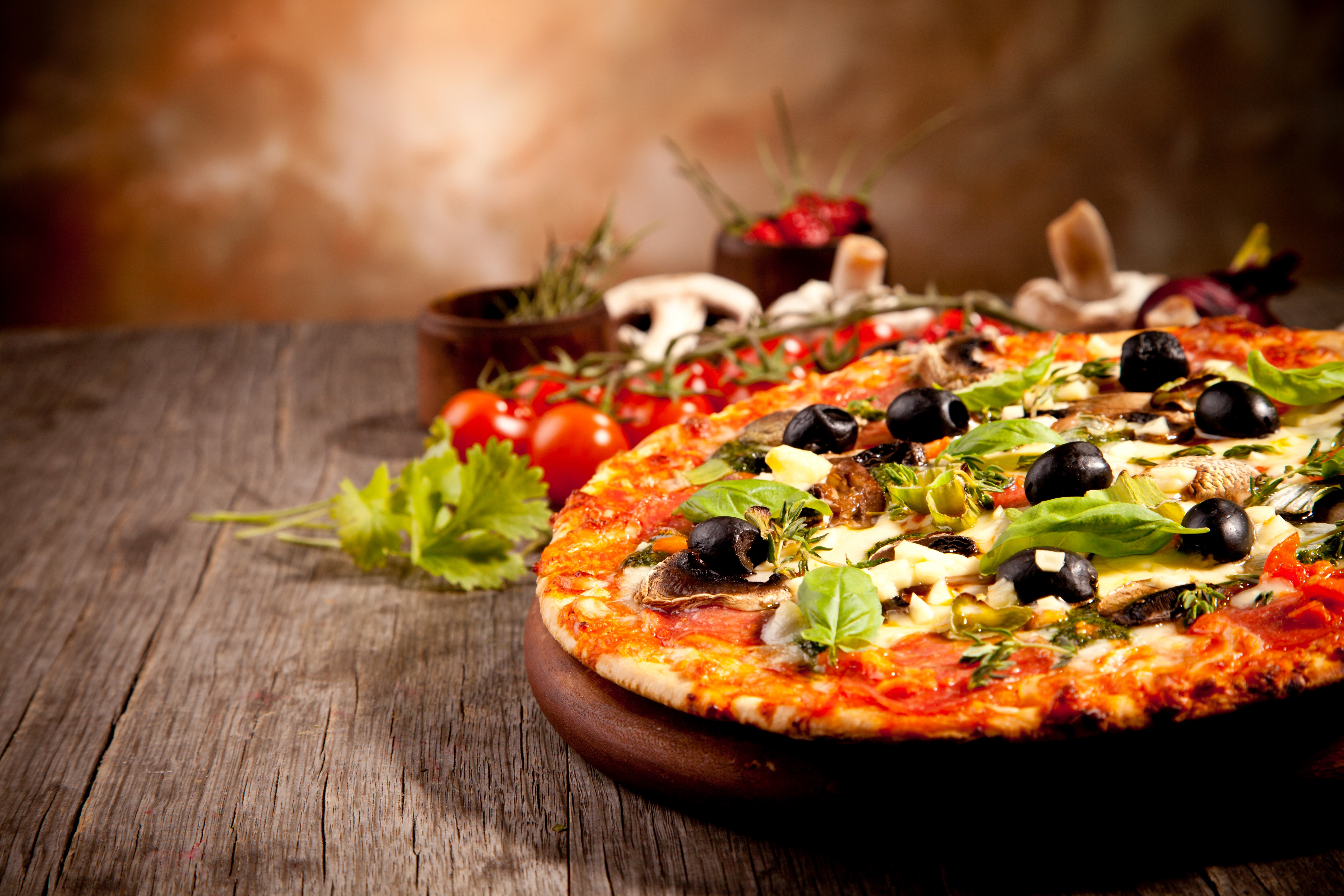 Pizza with olives, tomatoes, and mushrooms HD Wallpaper