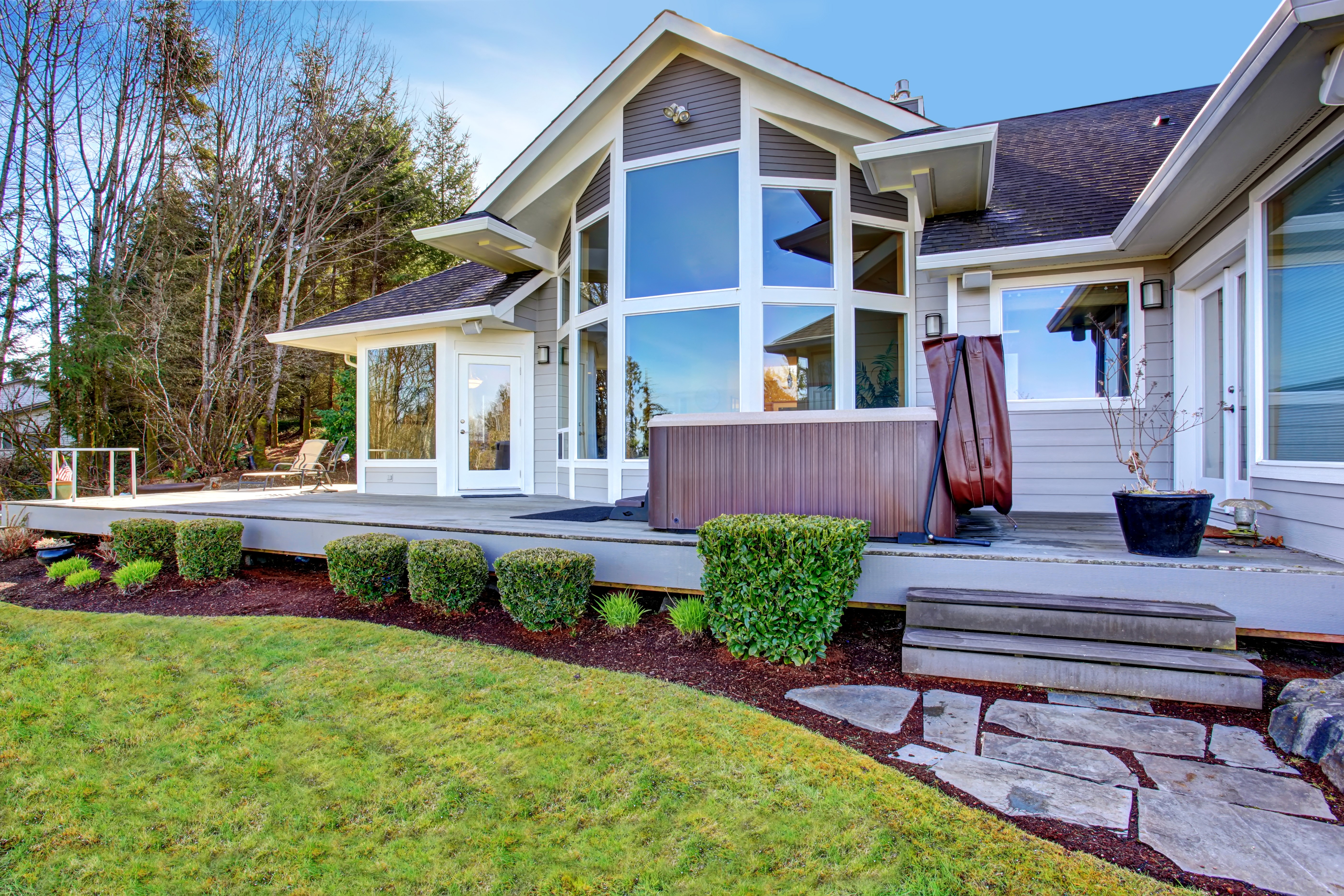Luxury House with Deck and Hot Tub HD Wallpaper
