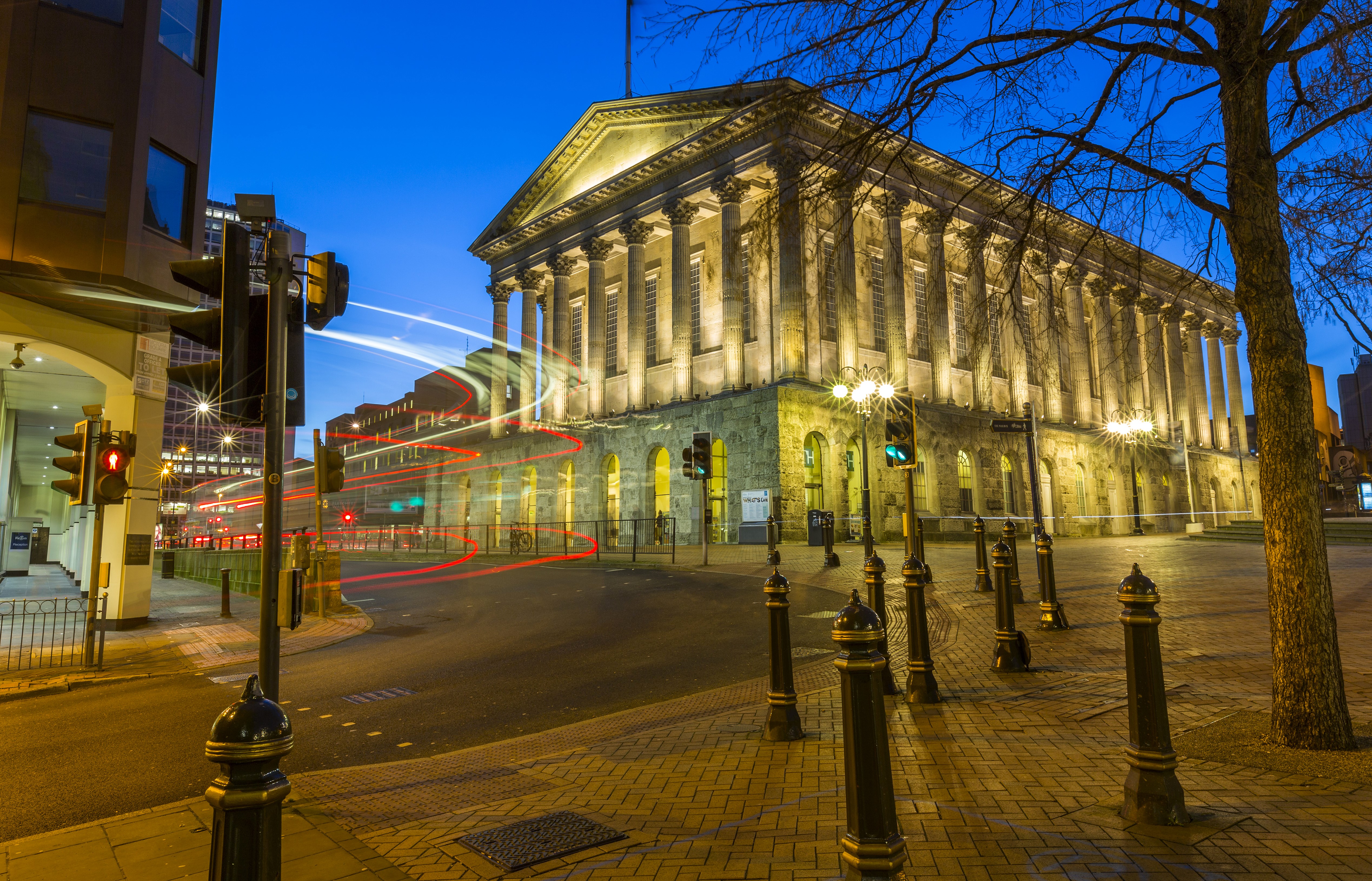 Birmingham street at night with traffic light HD Wallpaper