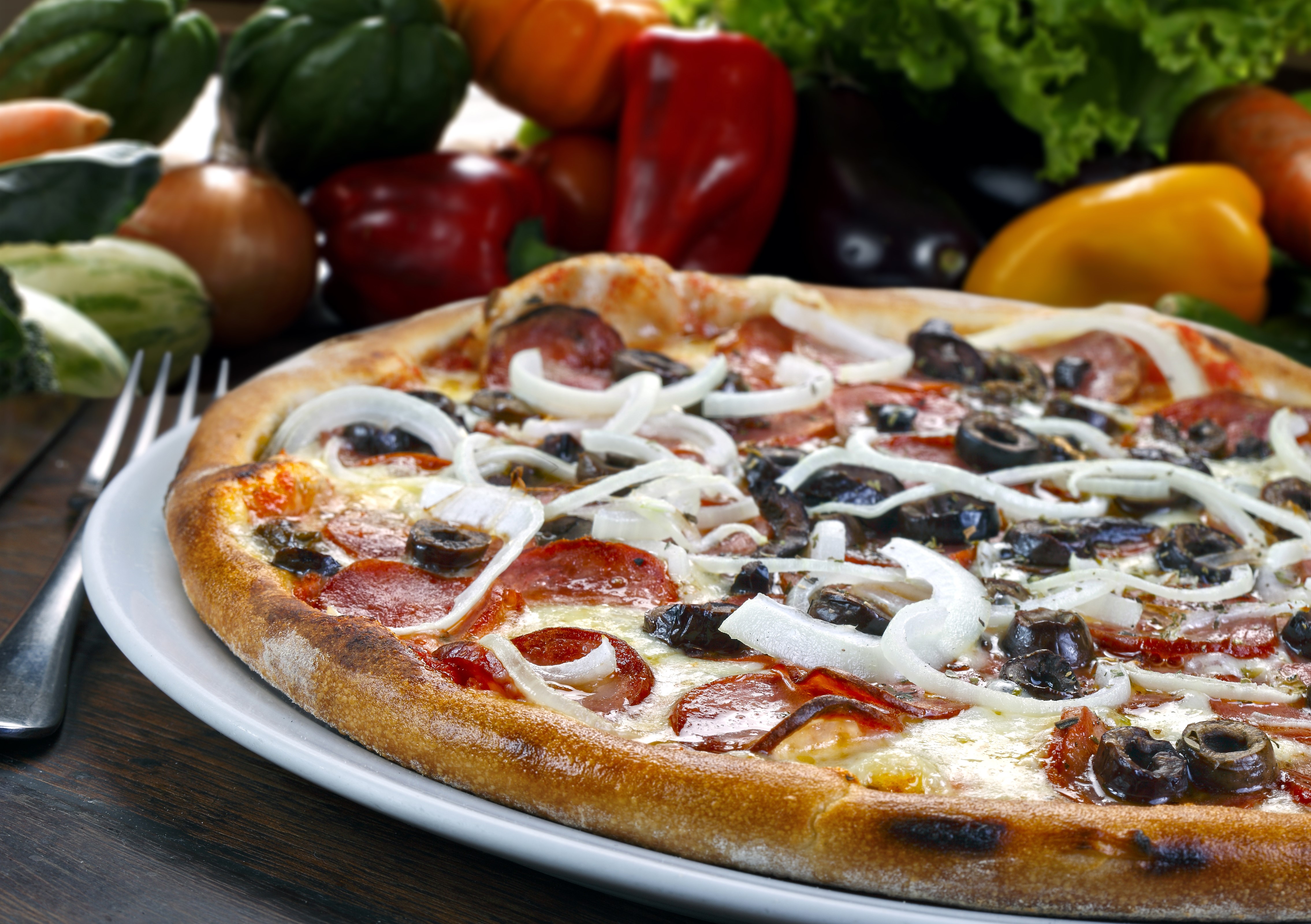 Pizza with pepperoni, olives, and onions HD Wallpaper