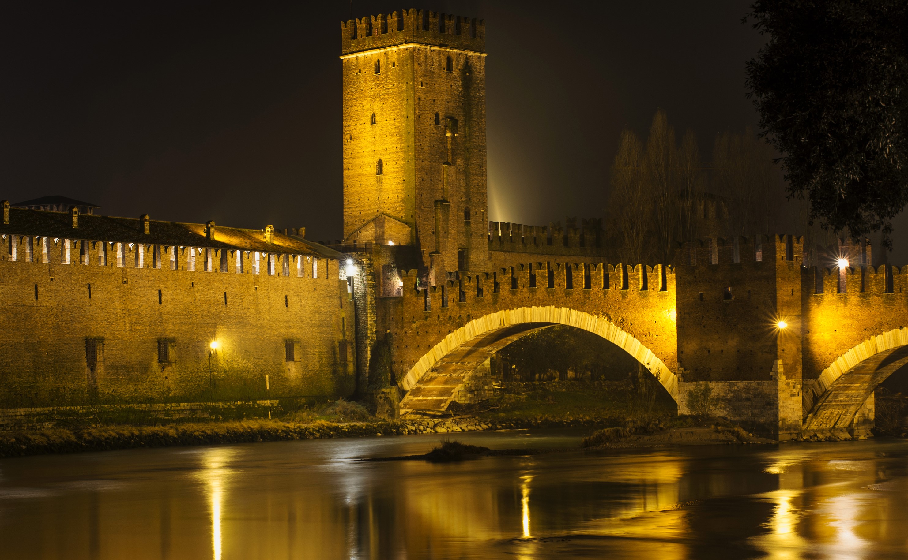 Ponte Scaligero bridge and Castelvecchio in Verona at night HD Wallpaper