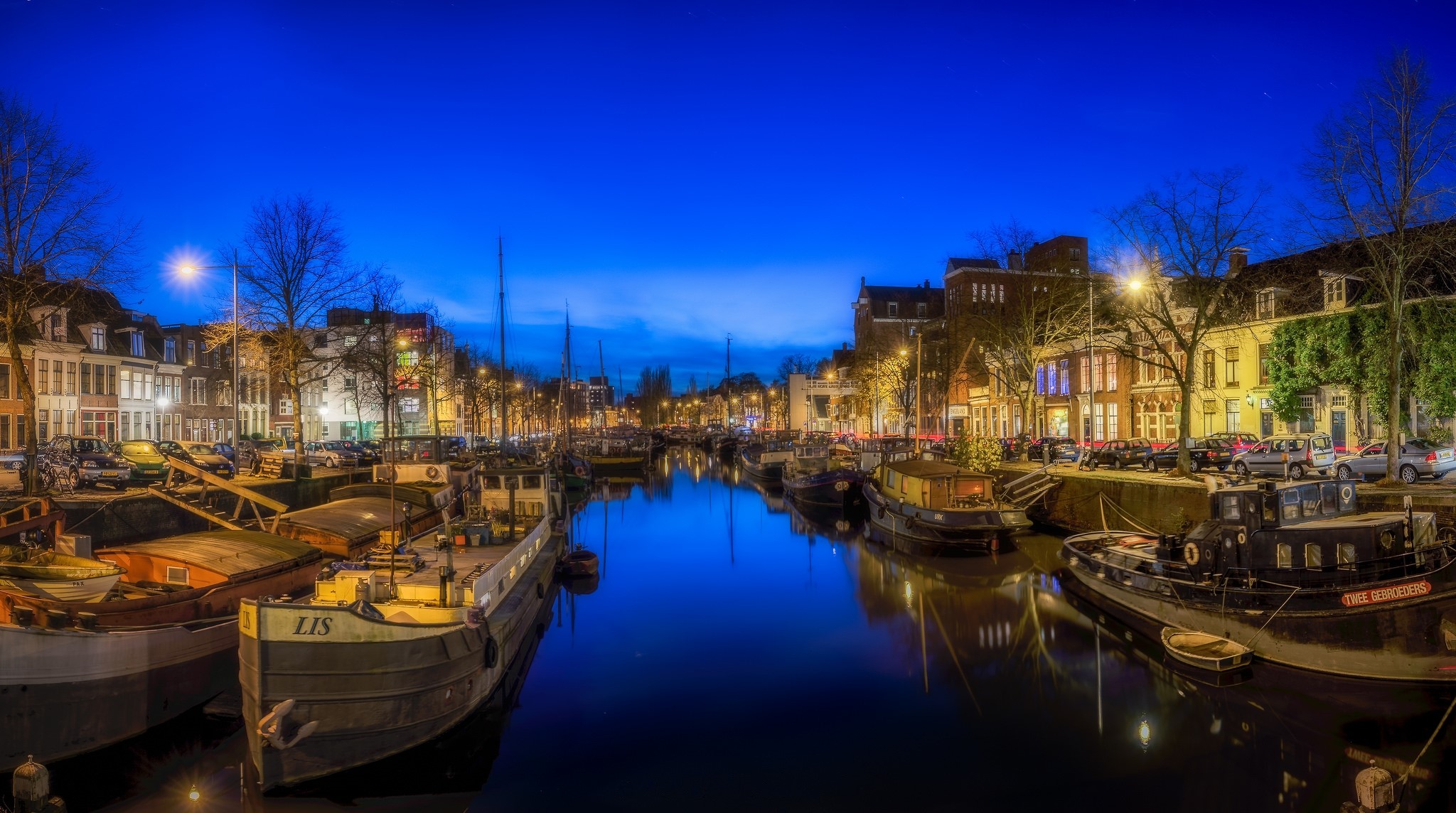 Boats on a canal in Groningen at night HD Wallpaper