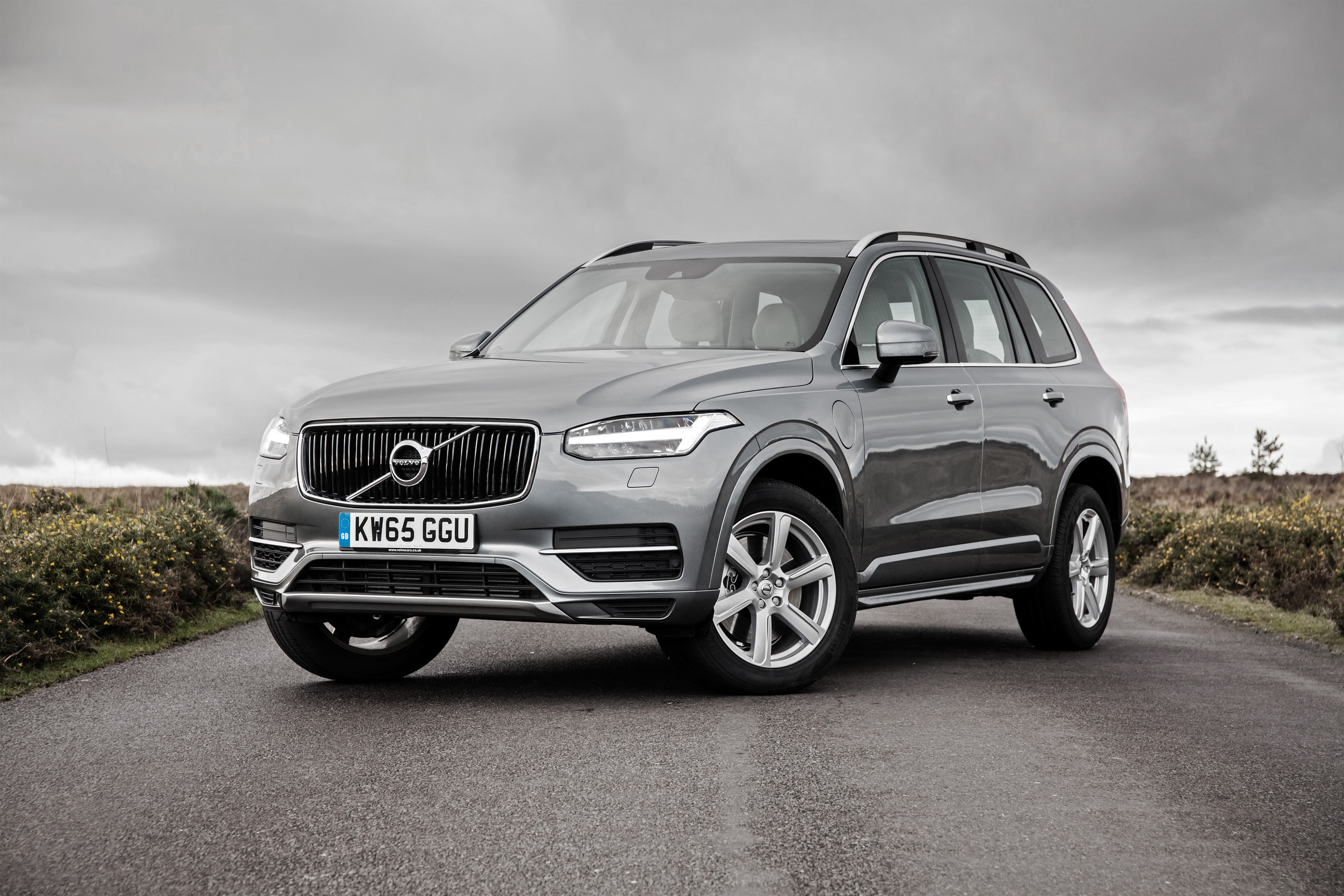 Grey Volvo XC90 parked on a road HD Wallpaper