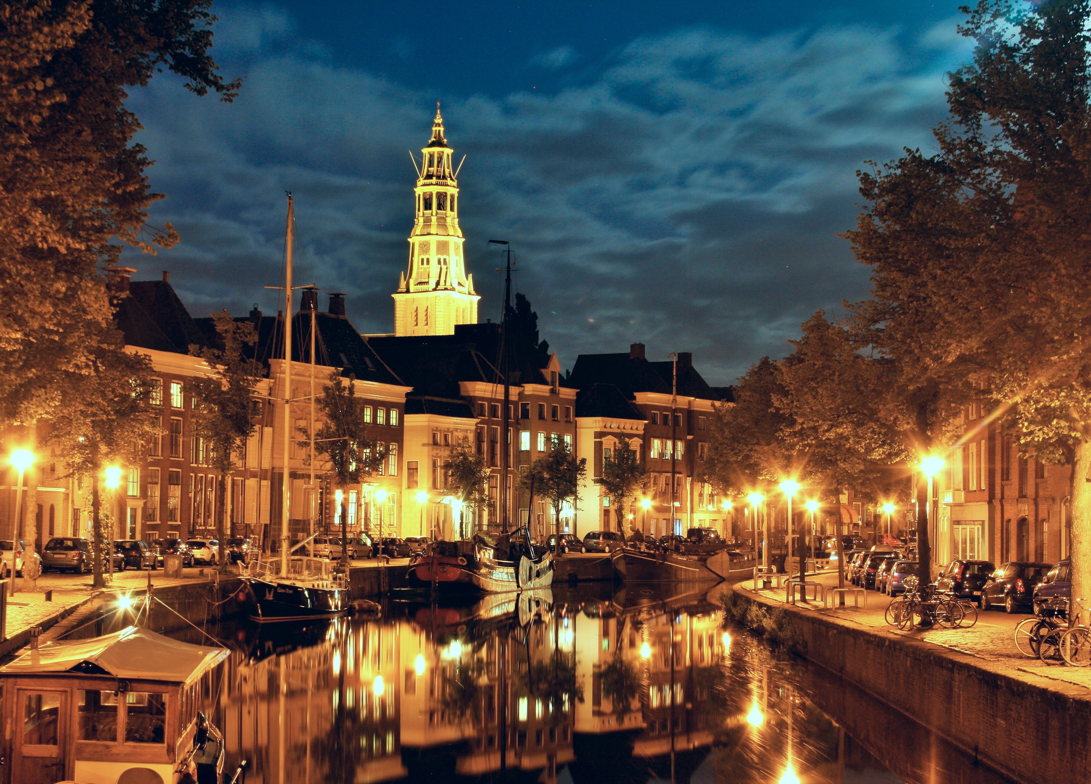 Night view of a canal in Groningen, Netherlands HD Wallpaper