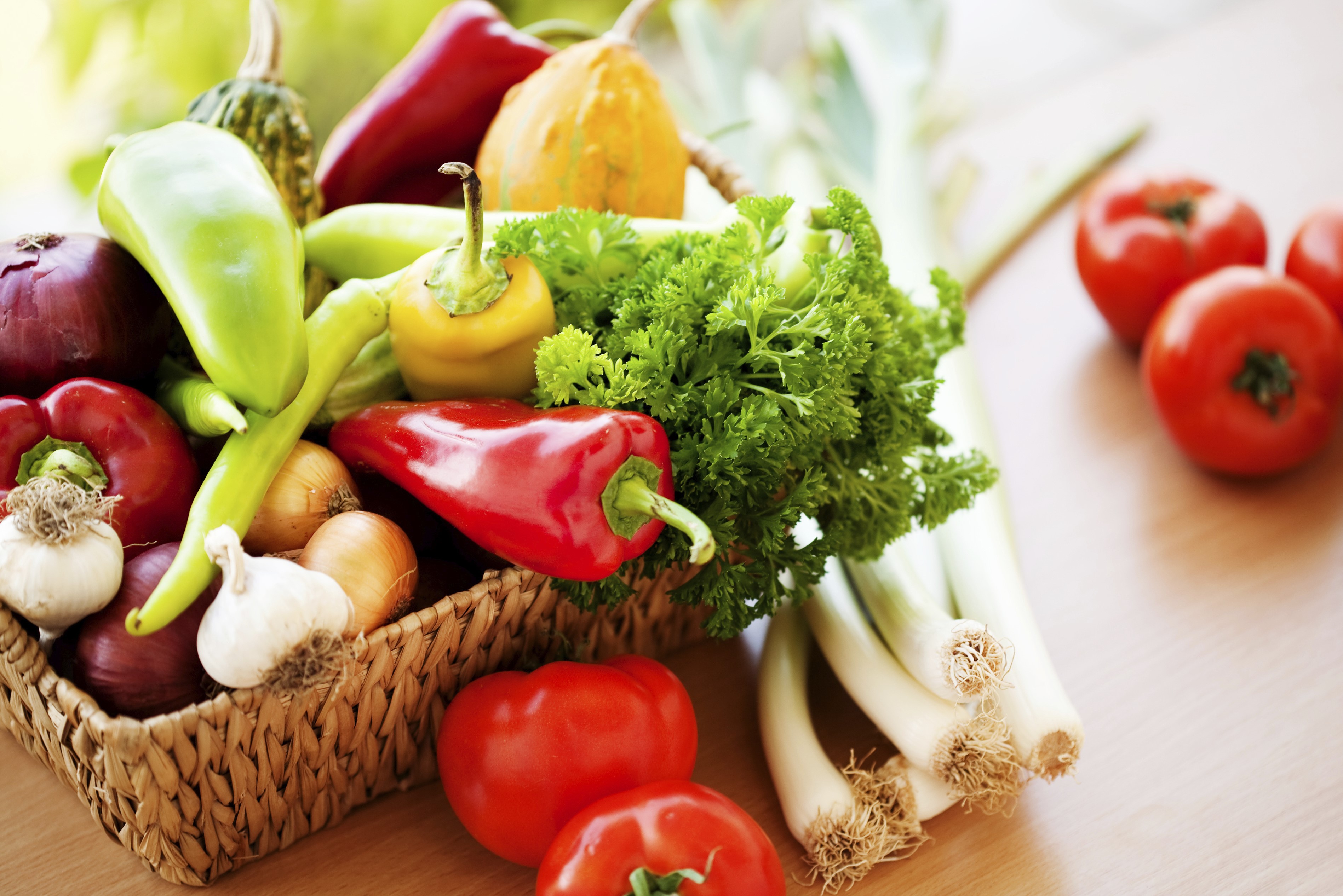 Basket of fresh vegetables including tomatoes, peppers, onions, and garlic HD Wallpaper