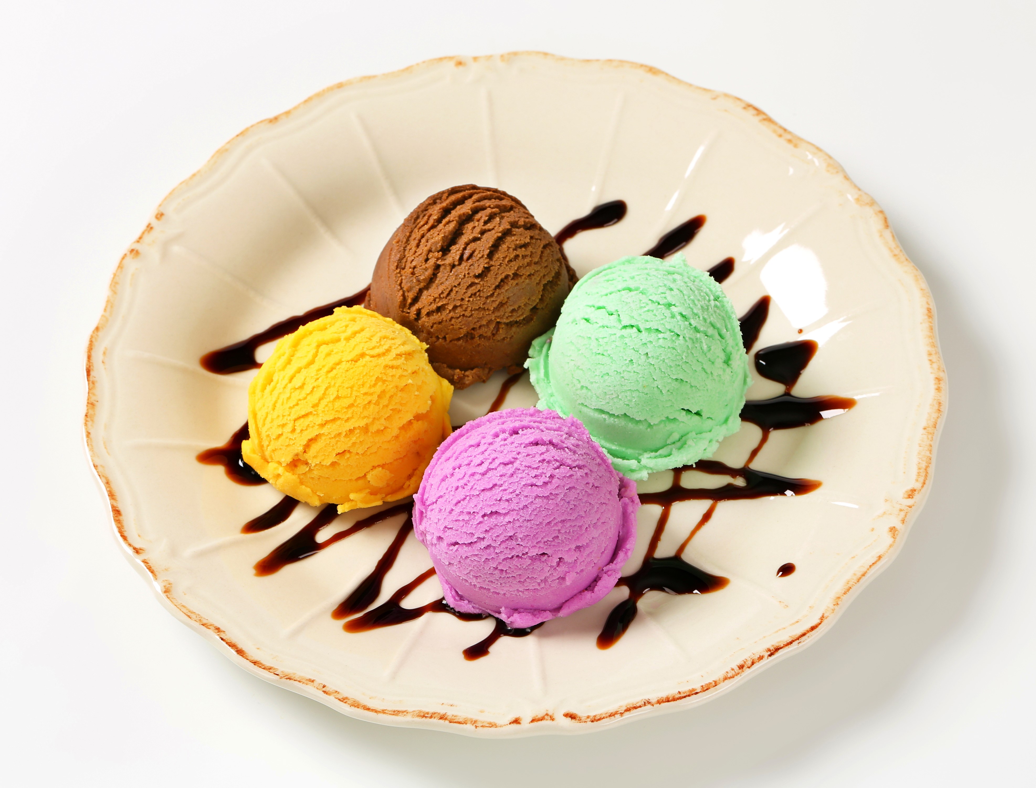 Four scoops of ice cream on a plate HD Wallpaper