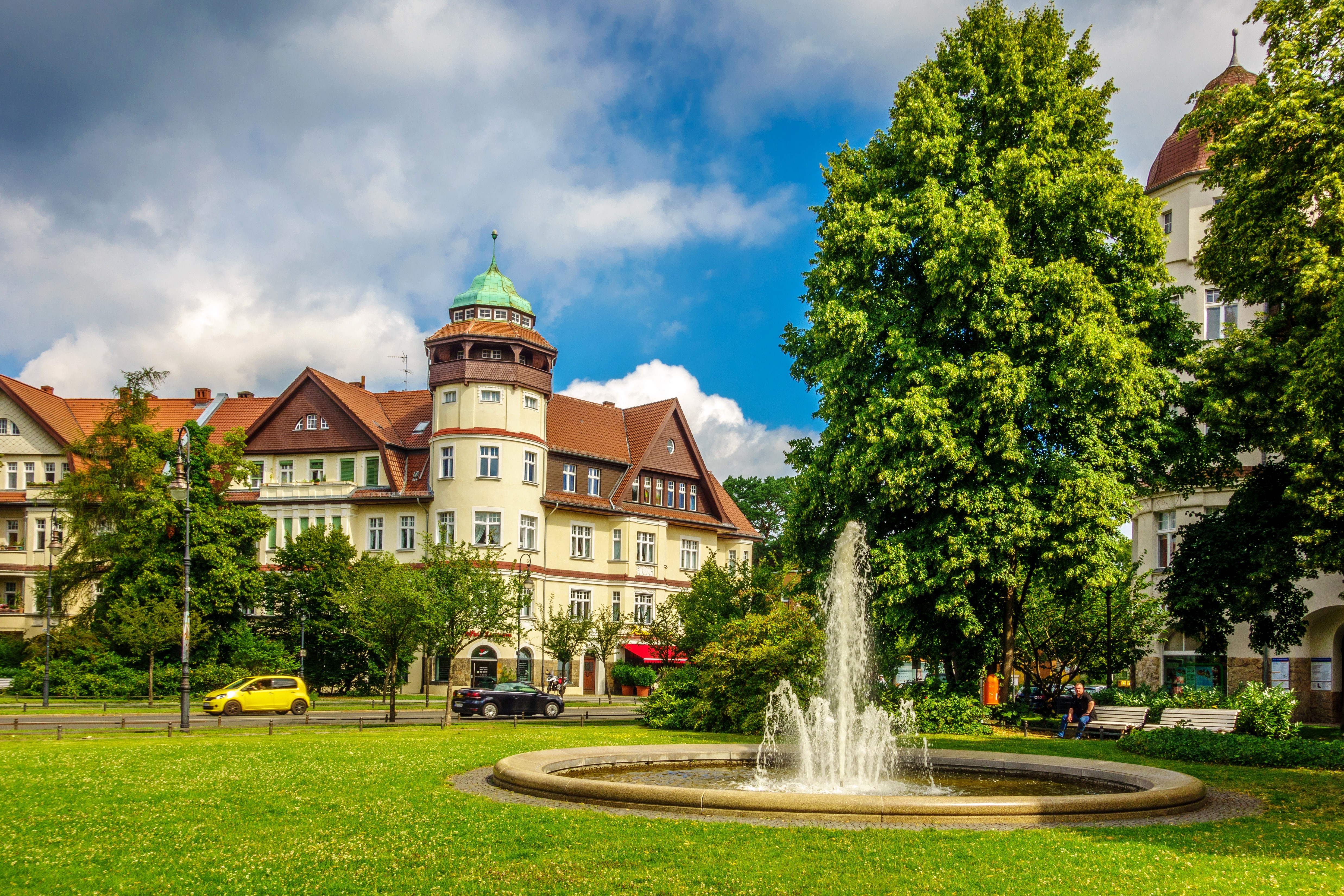 Building with tower, fountain, and trees in Berlin HD Wallpaper