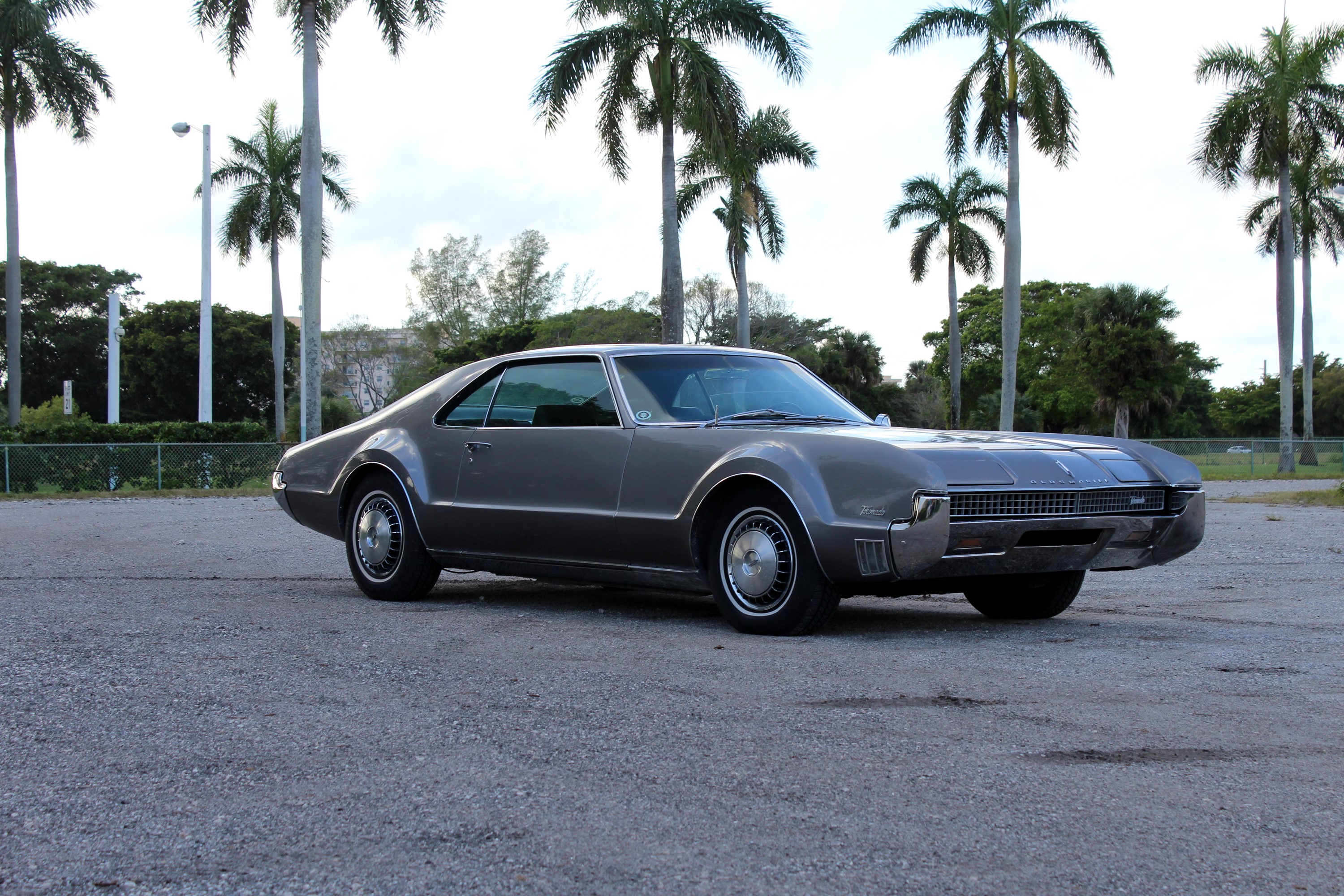 1967 Oldsmobile Toronado Deluxe parked outdoors HD Wallpaper