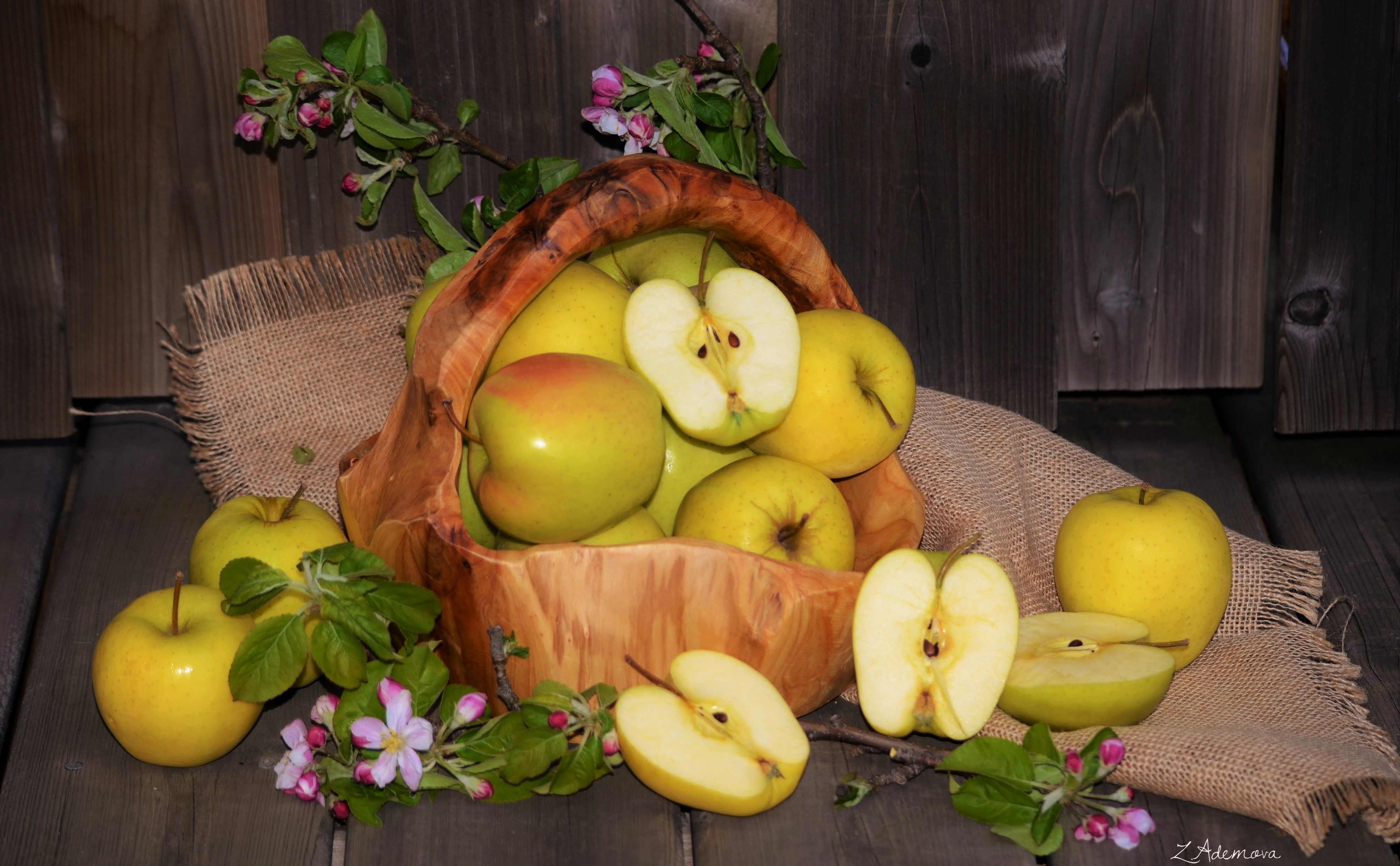 Apples in a wooden basket with blossoms HD Wallpaper