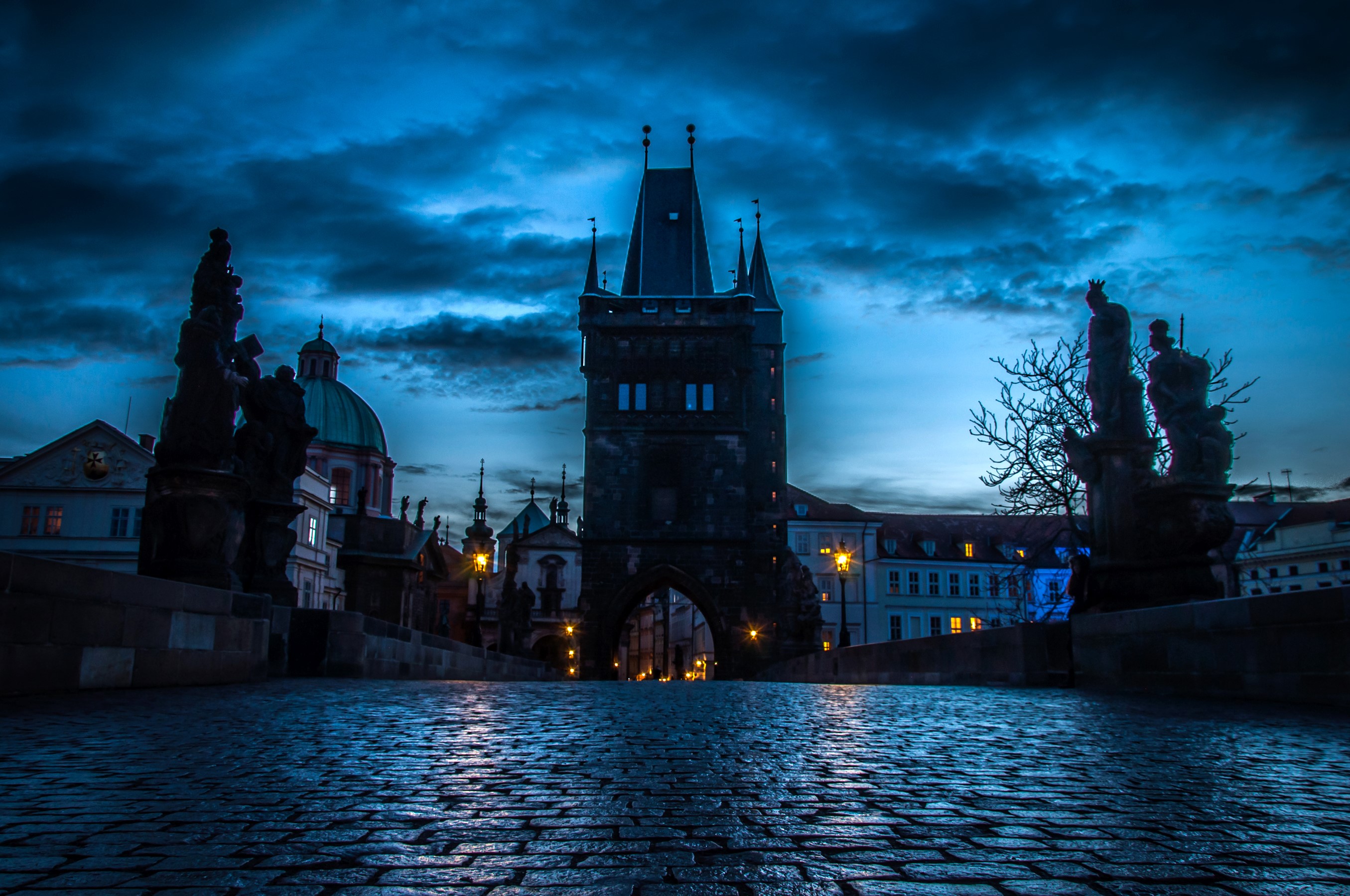 Charles Bridge tower at dusk, Prague, Czech Republic HD Wallpaper