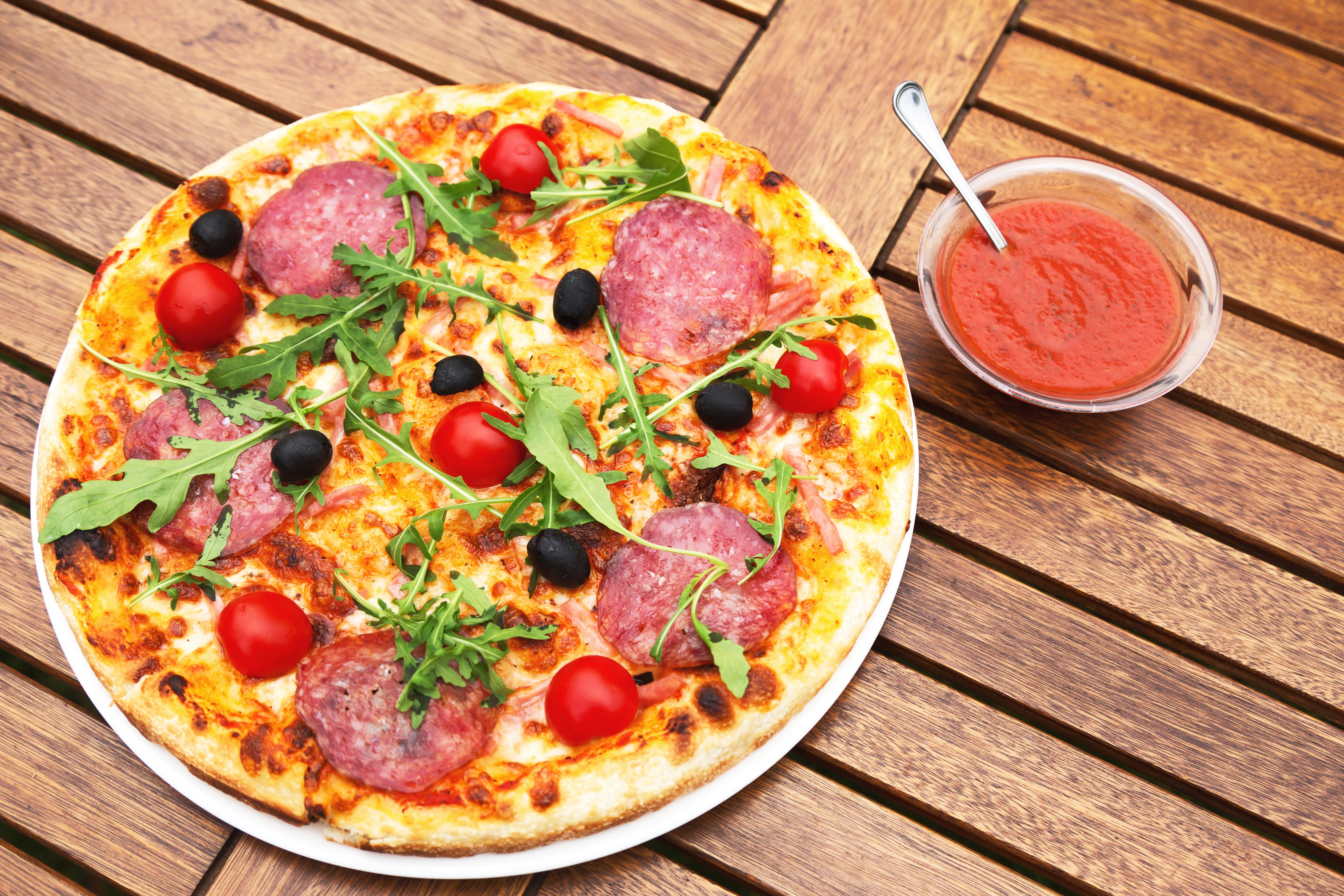 Pizza with Sausage, Tomatoes, and Arugula HD Wallpaper