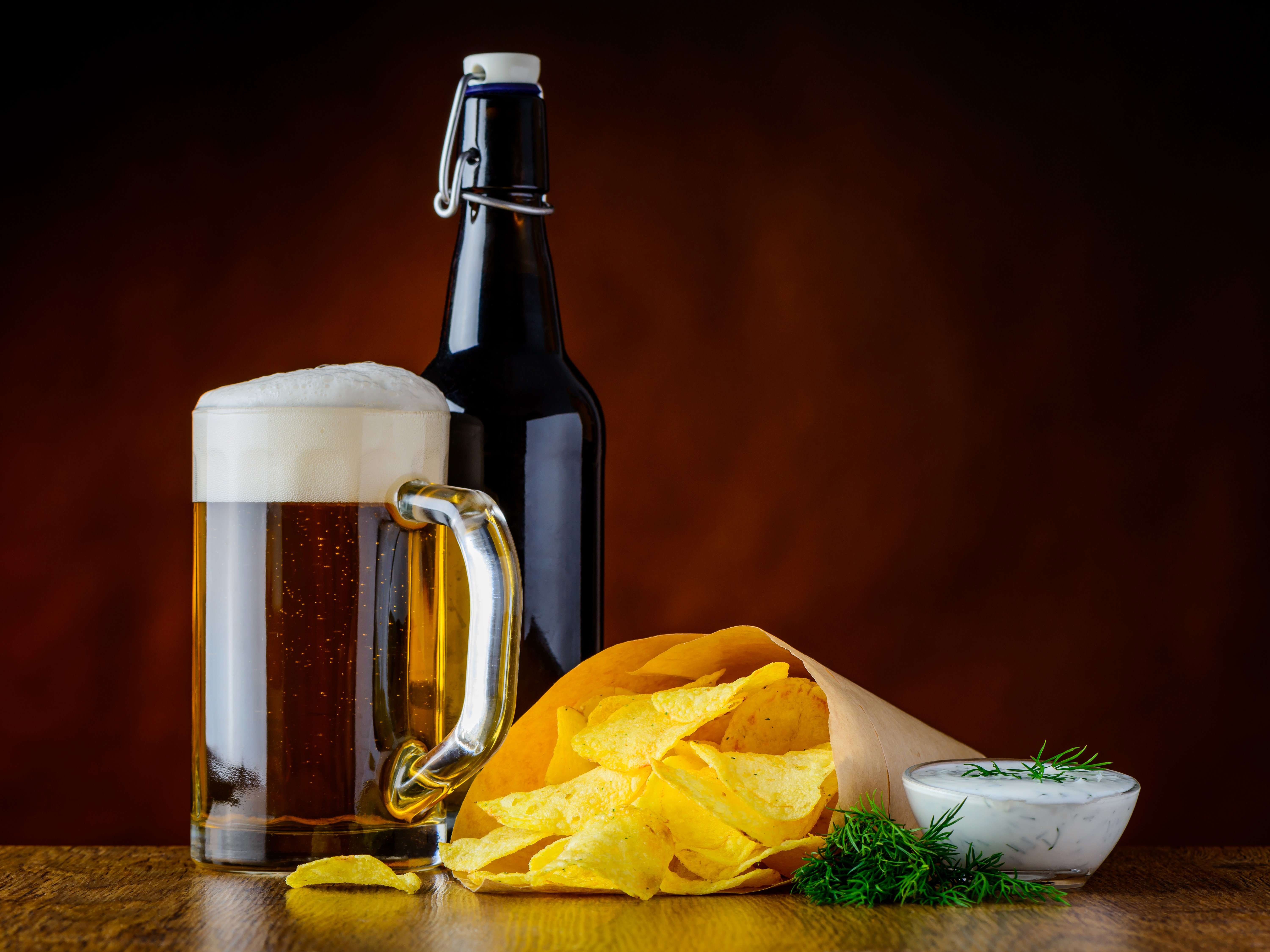 Beer mug, bottle, chips, and dip with dill HD Wallpaper