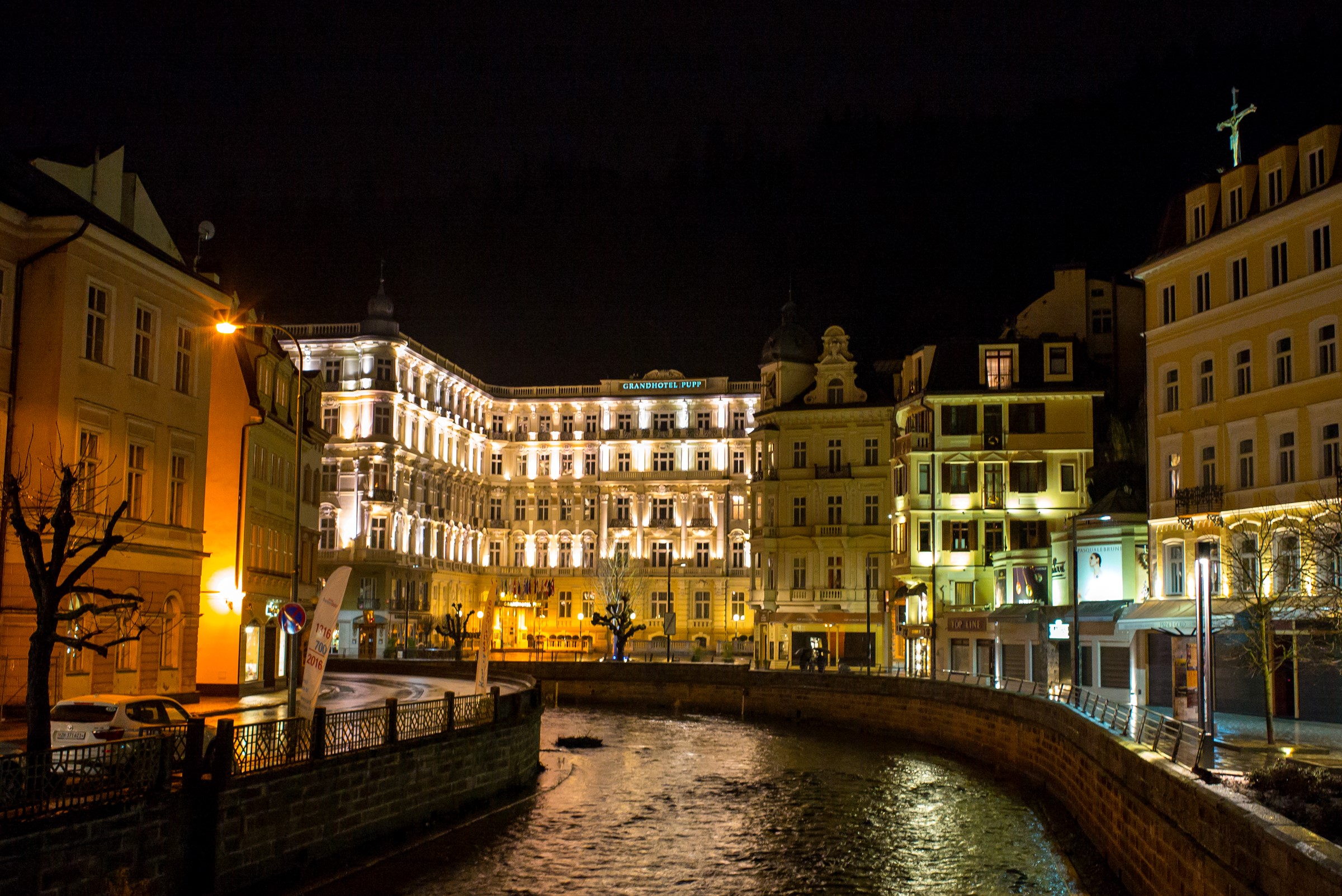 Grandhotel Pupp and river at night in Karlovy Vary HD Wallpaper