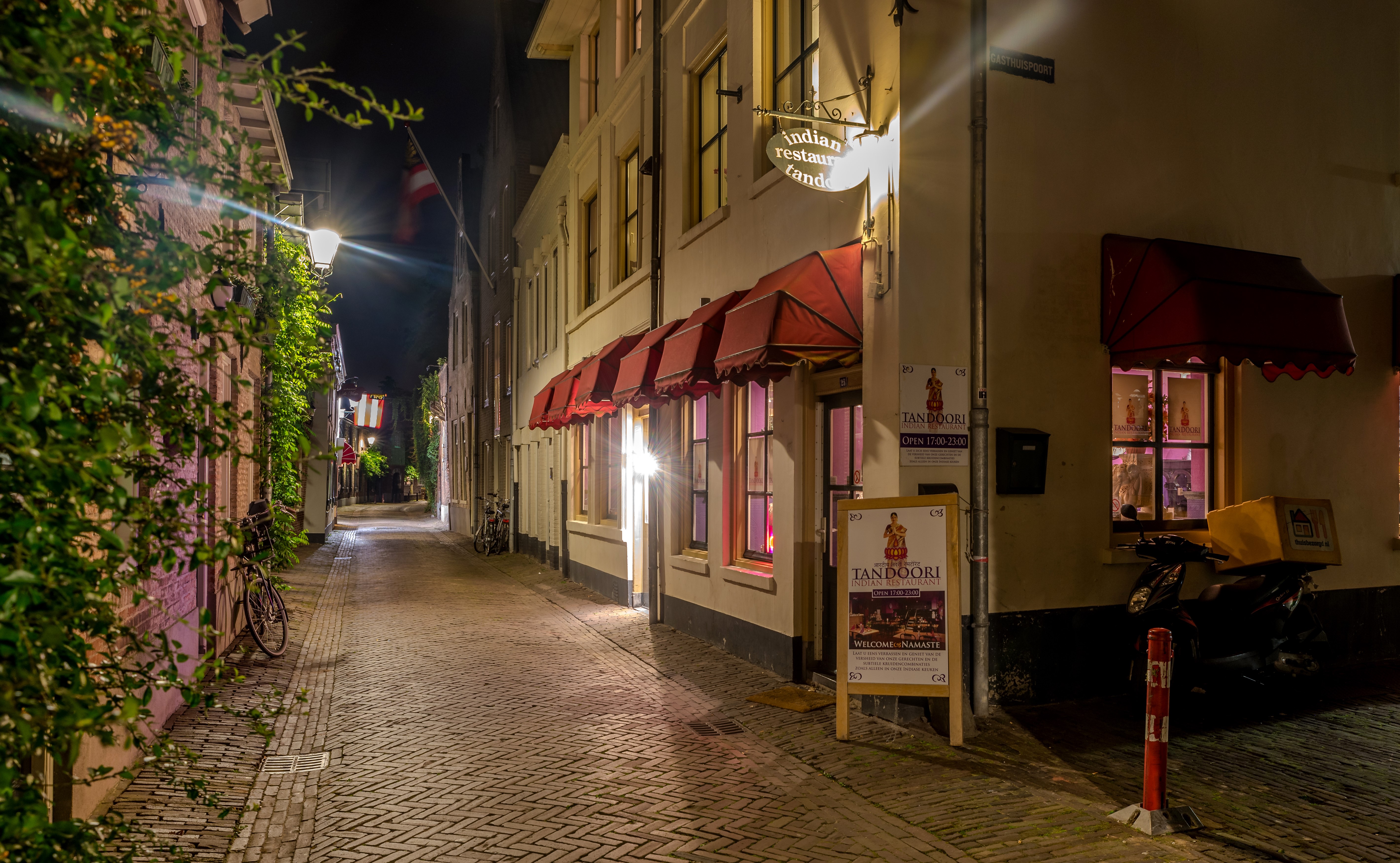 Indian restaurant Tandoori at night in Den Bosch, Netherlands HD Wallpaper