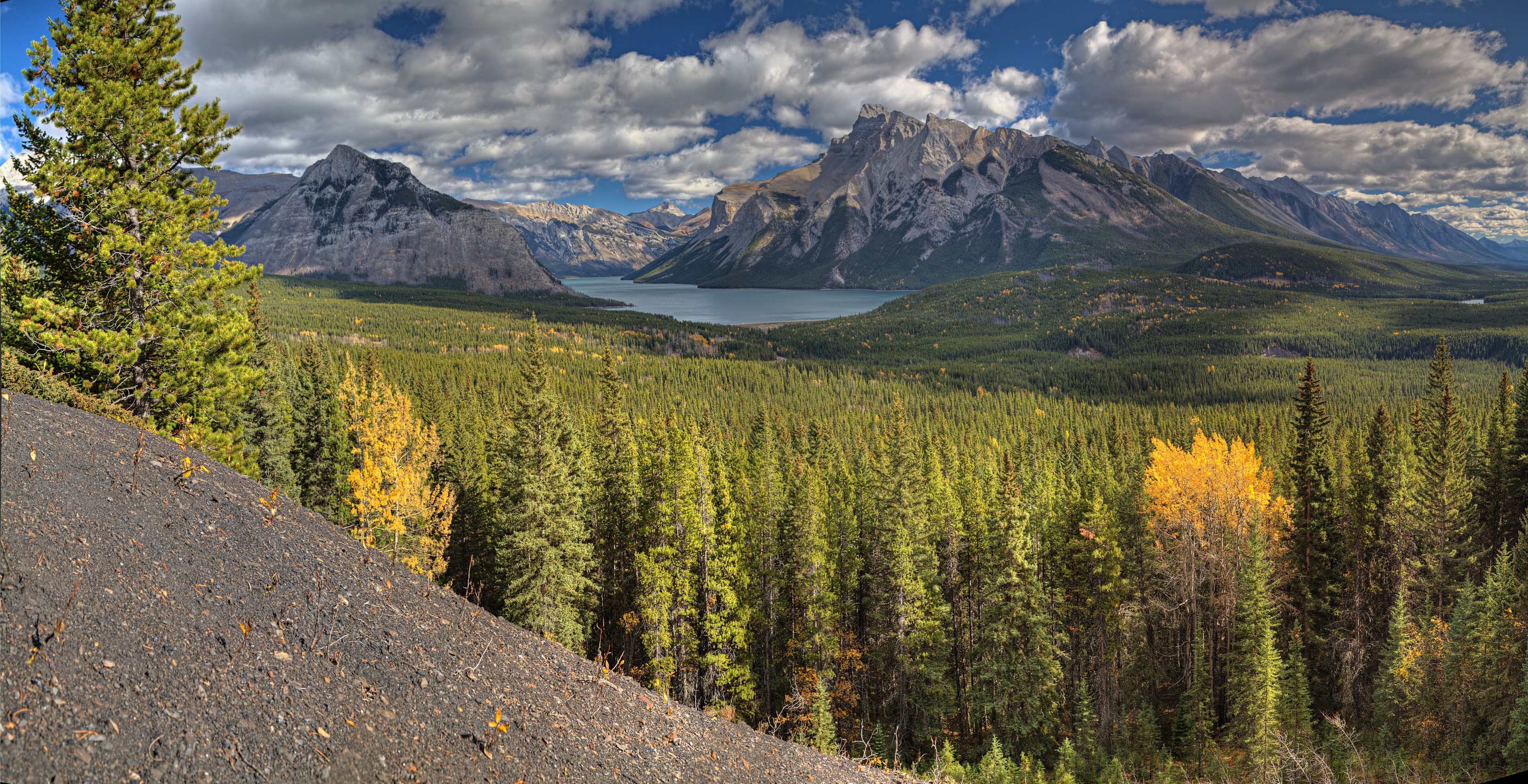 Lake Minnewanka and Mountains in Banff National Park, Alberta, Canada HD Wallpaper