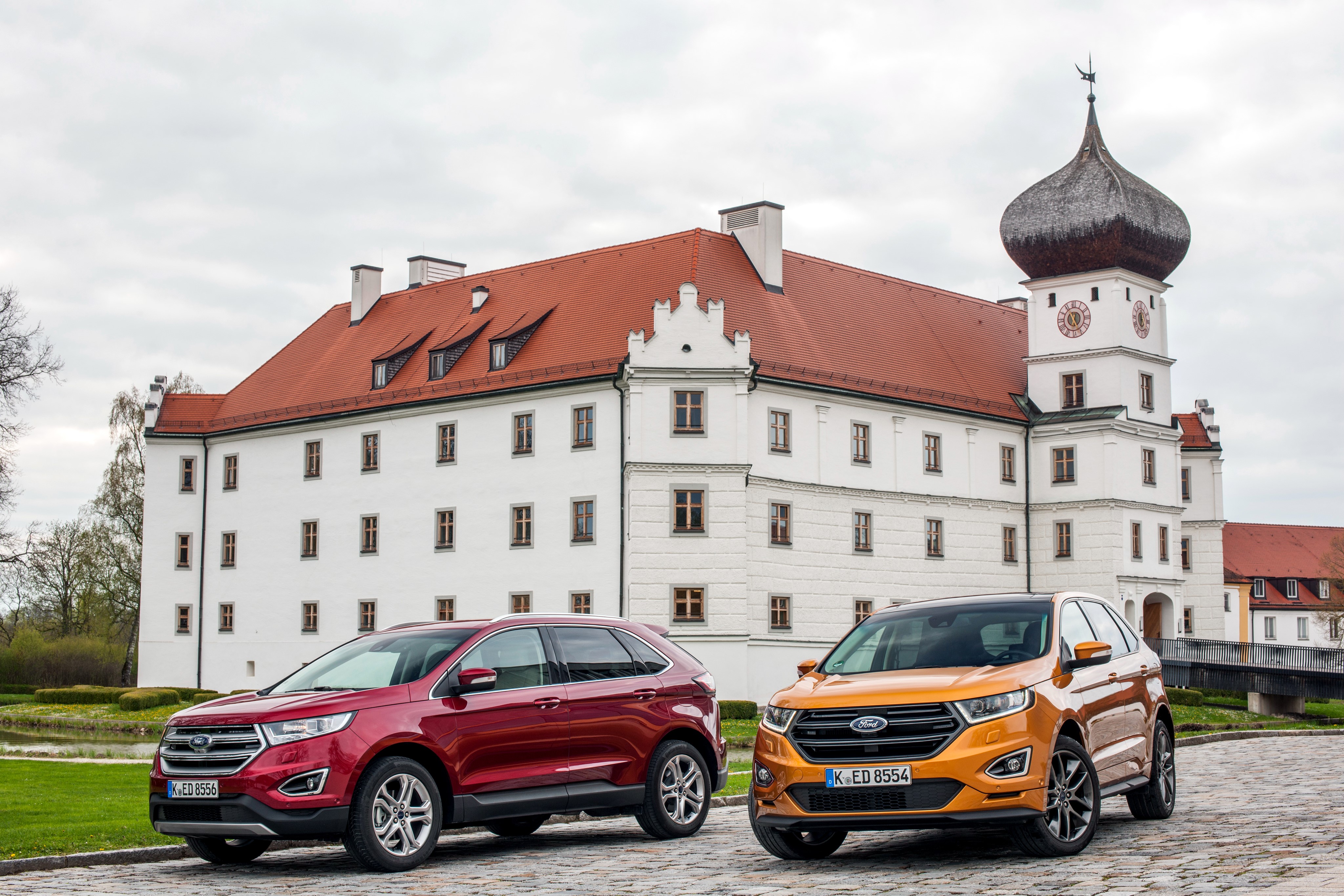 Two Ford Edge cars in front of a castle HD Wallpaper