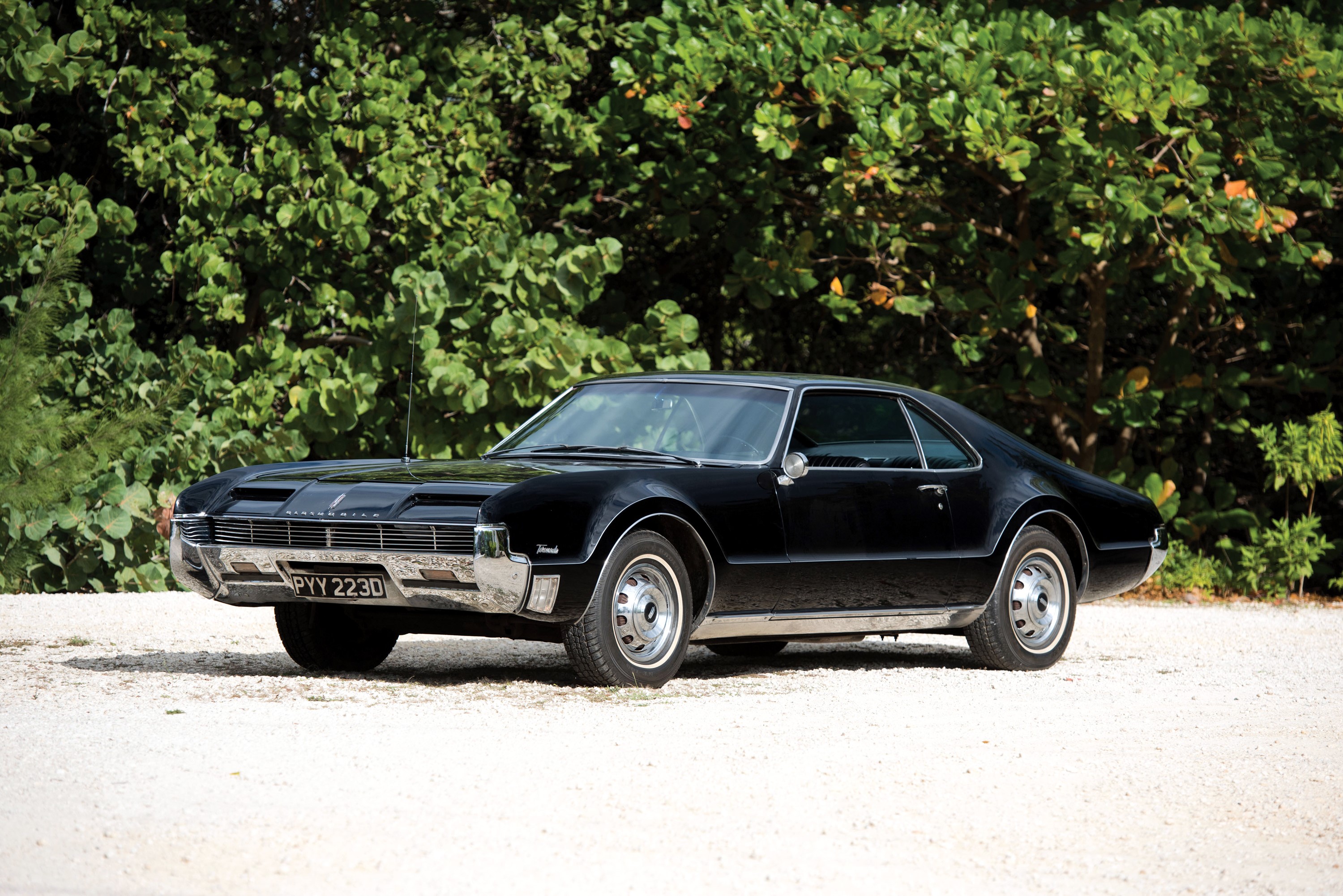 1966 Oldsmobile Toronado parked on gravel HD Wallpaper