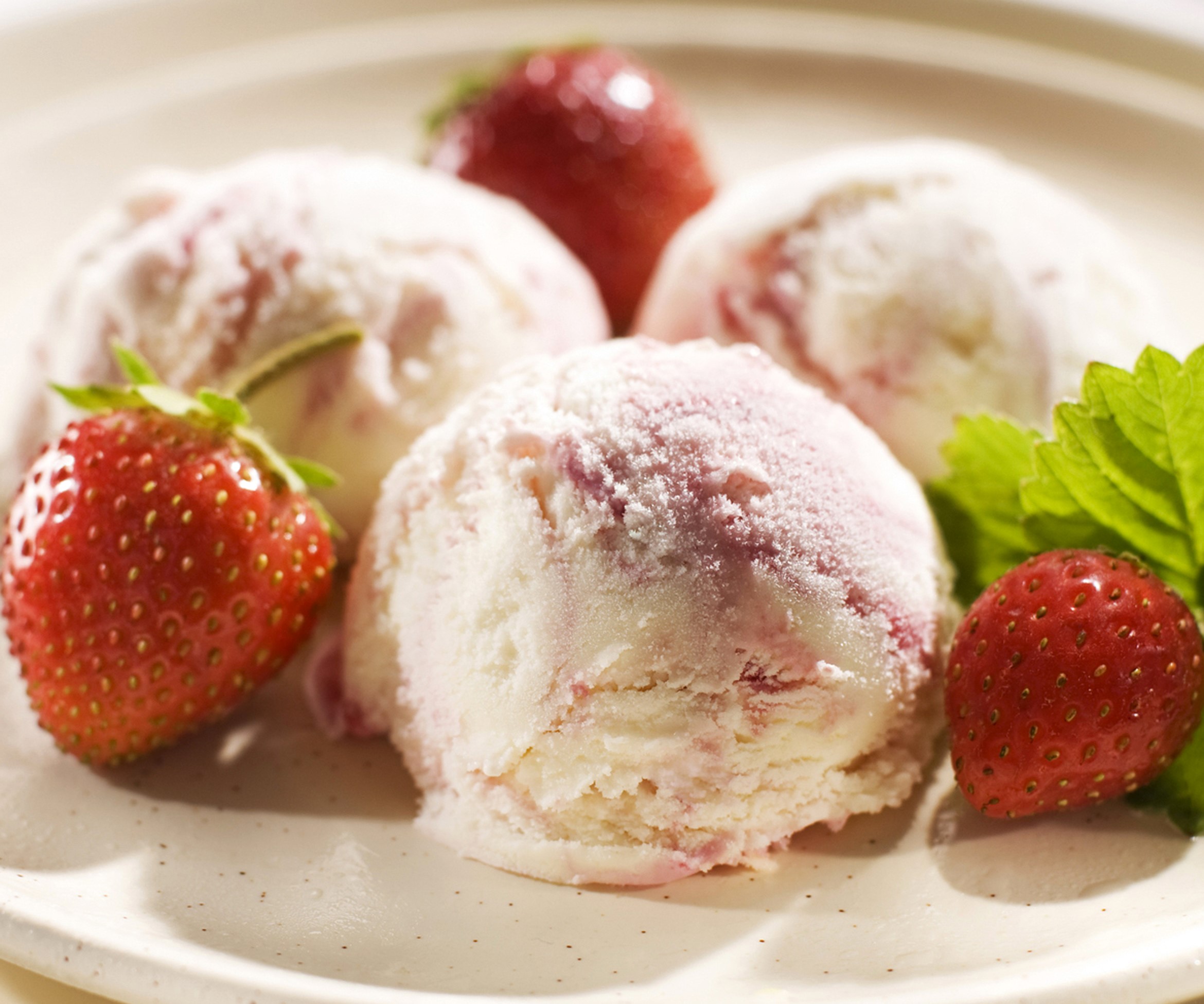 Strawberry ice cream scoops with fresh strawberries HD Wallpaper