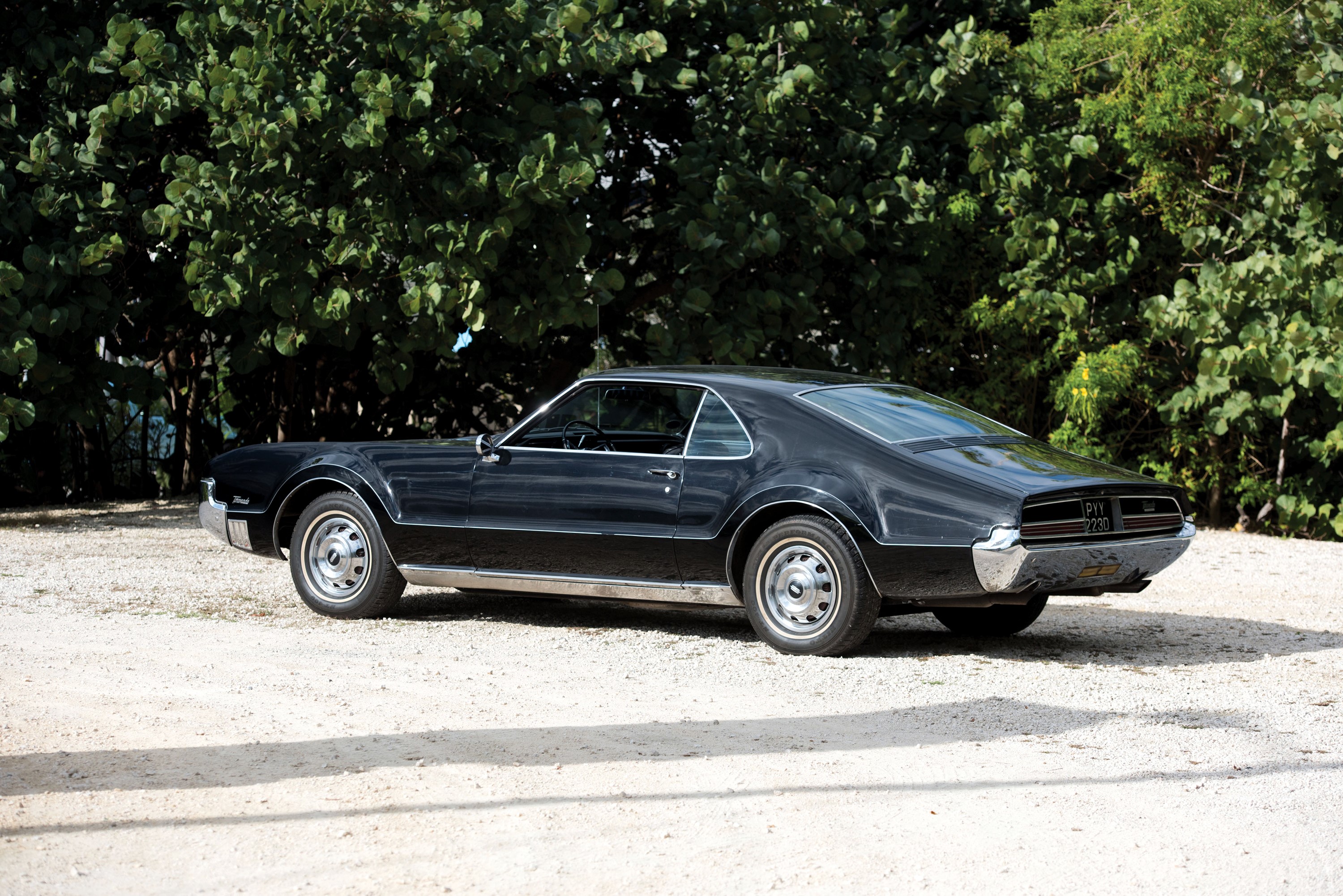 1966 Oldsmobile Toronado parked outdoors HD Wallpaper