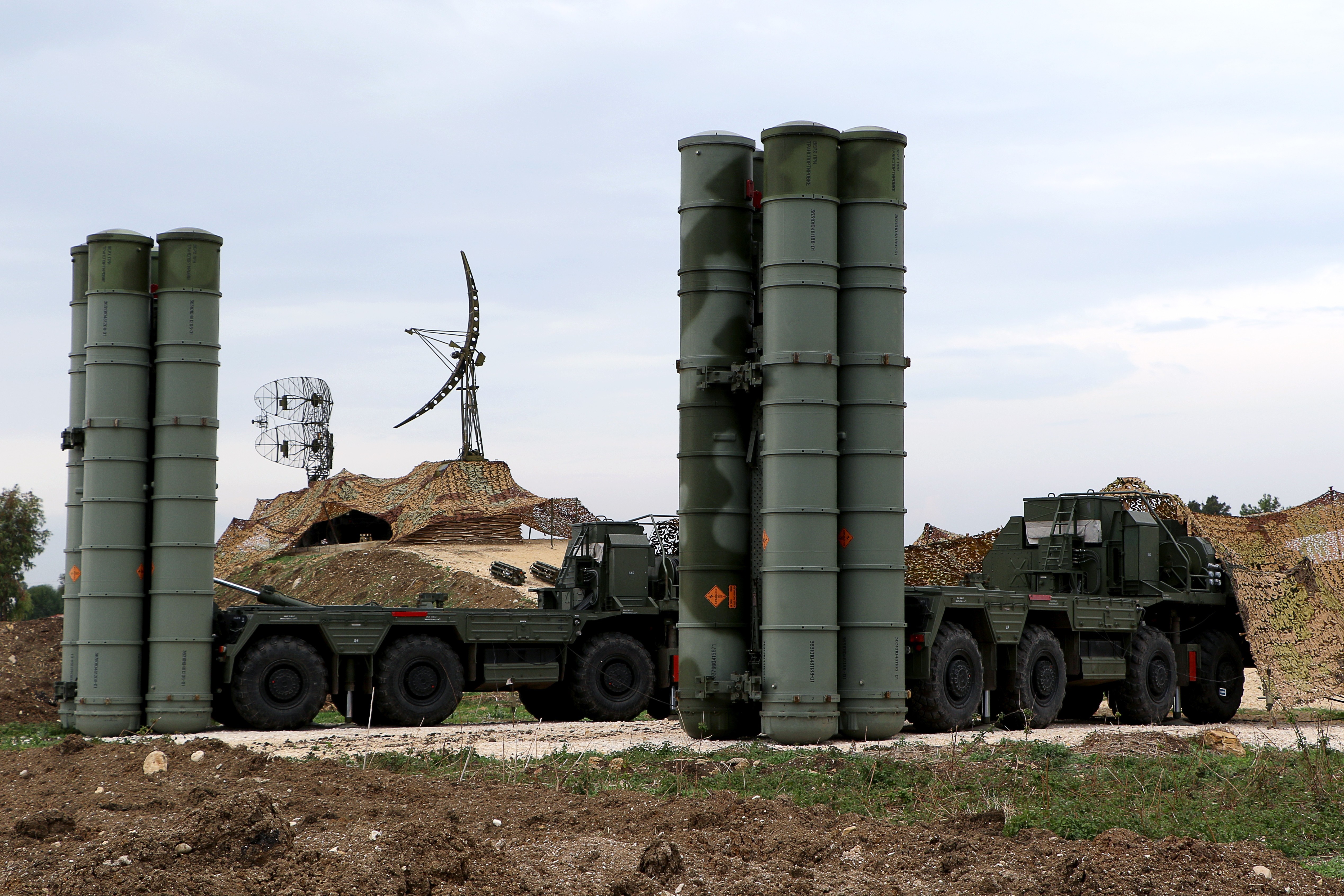S-400 Triumf missile launchers and radar systems HD Wallpaper