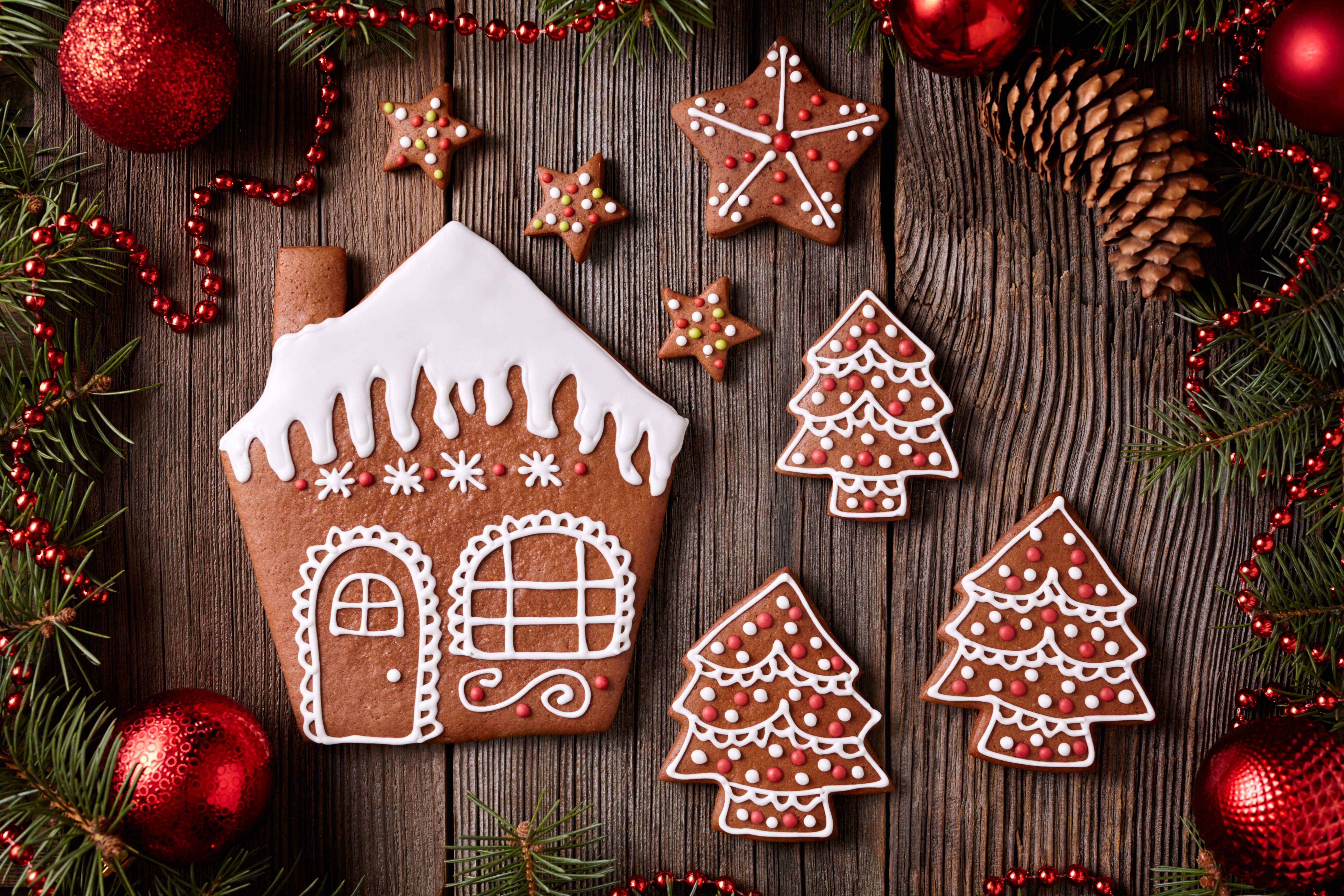 Christmas gingerbread cookies and decorations HD Wallpaper
