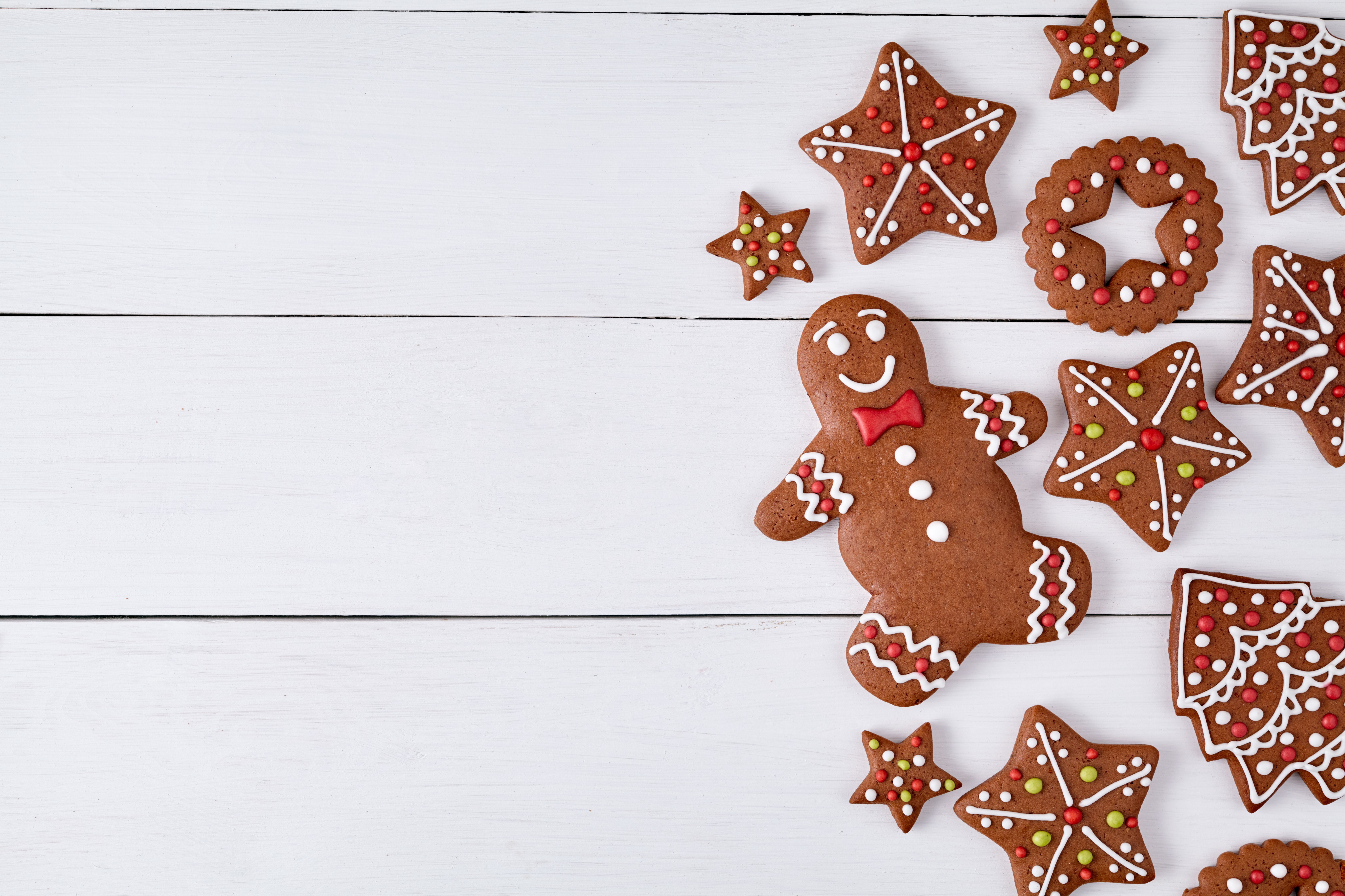 Christmas gingerbread cookies on white wooden background HD Wallpaper