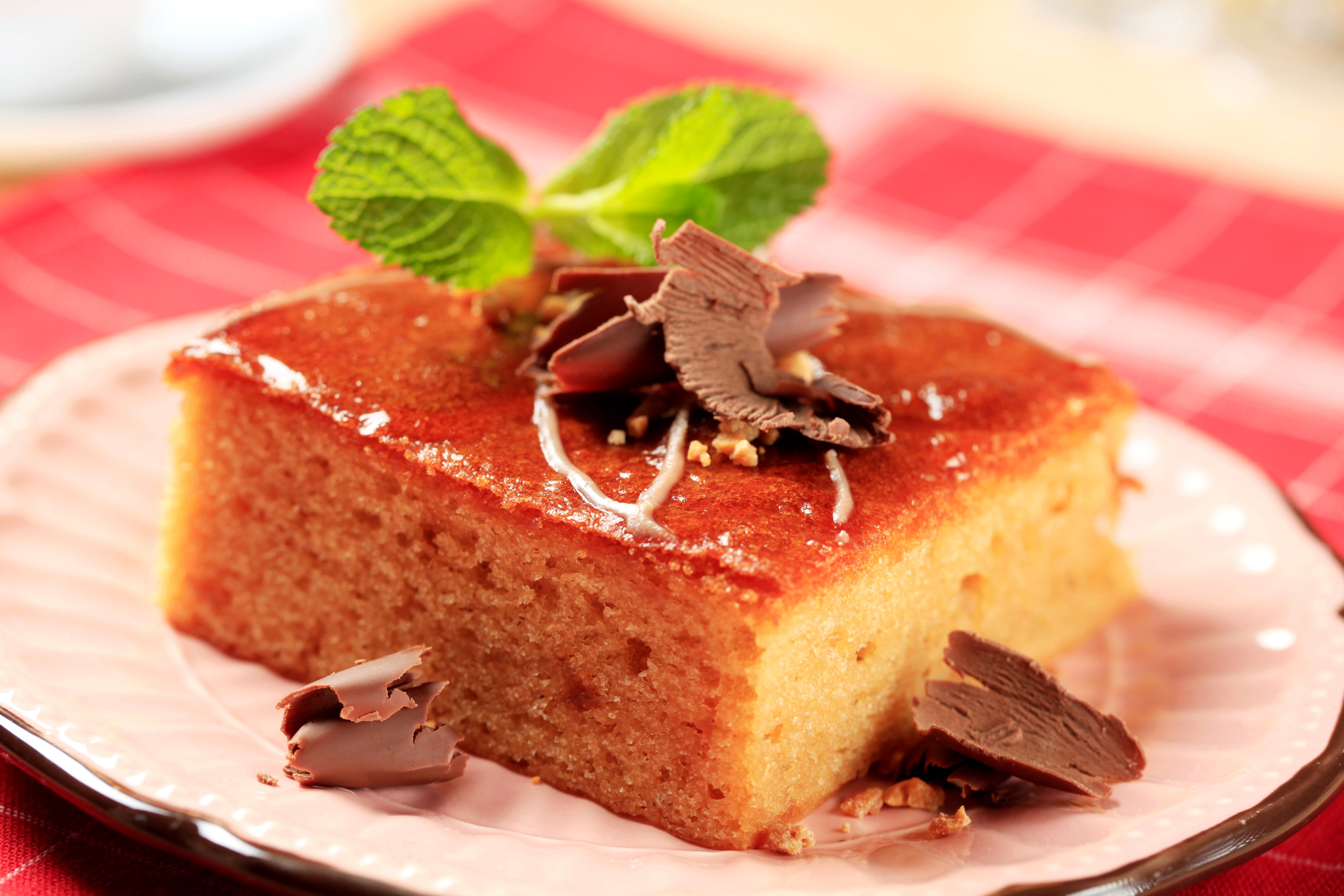 Slice of cake with chocolate shavings and mint HD Wallpaper