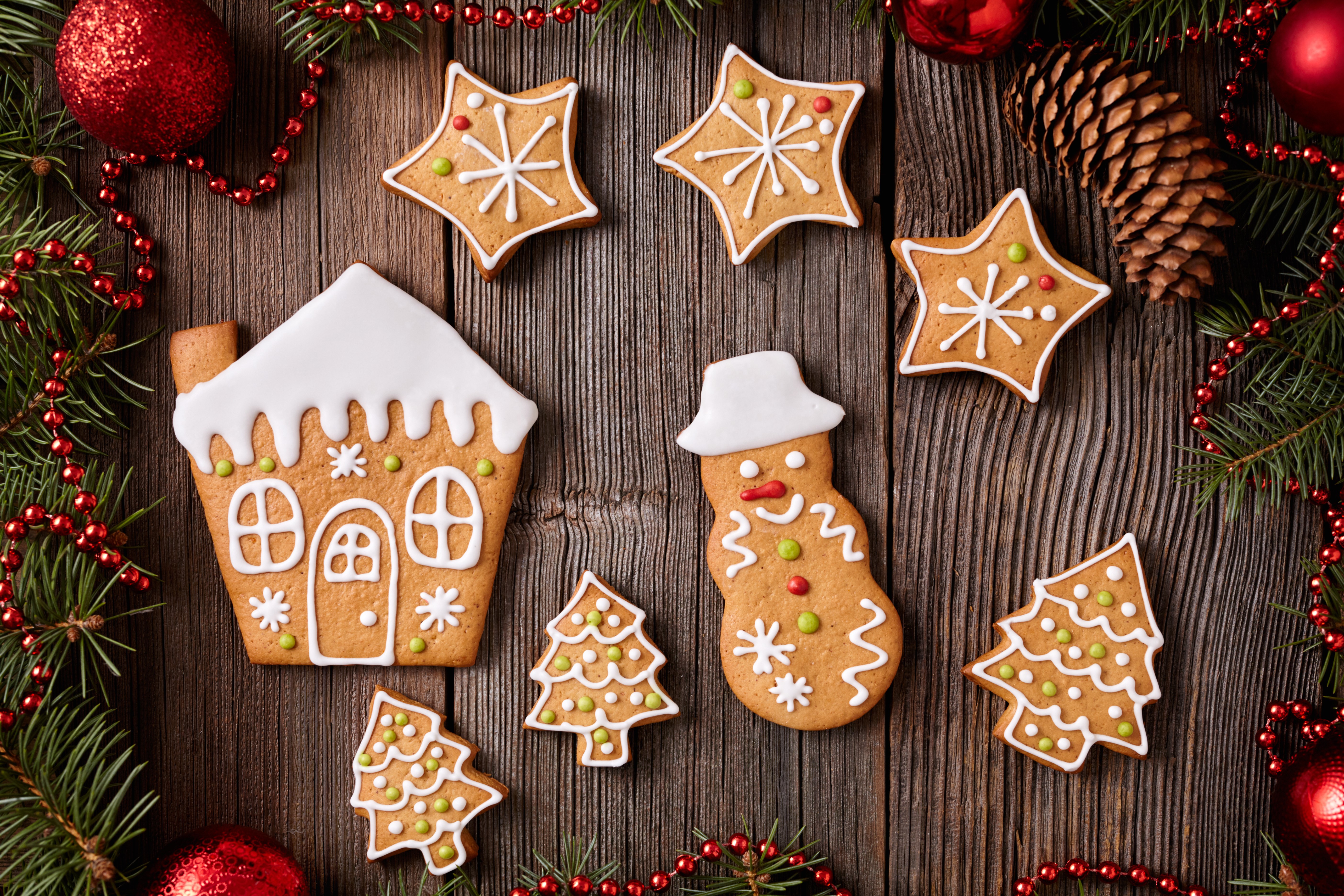 Christmas gingerbread cookies on wooden background HD Wallpaper