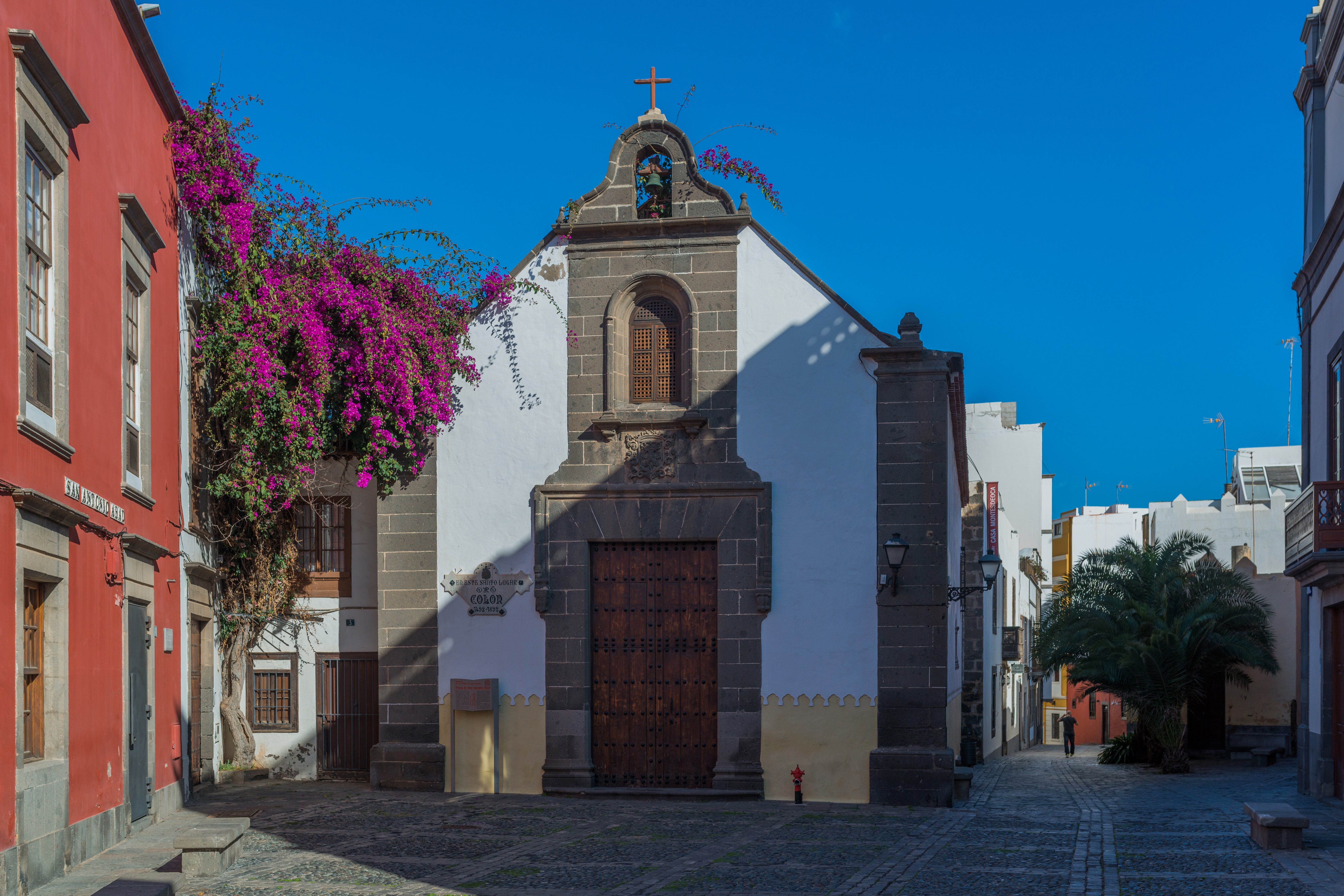 Church with Bougainvillea in Las Palmas, Gran Canaria, Spain HD Wallpaper