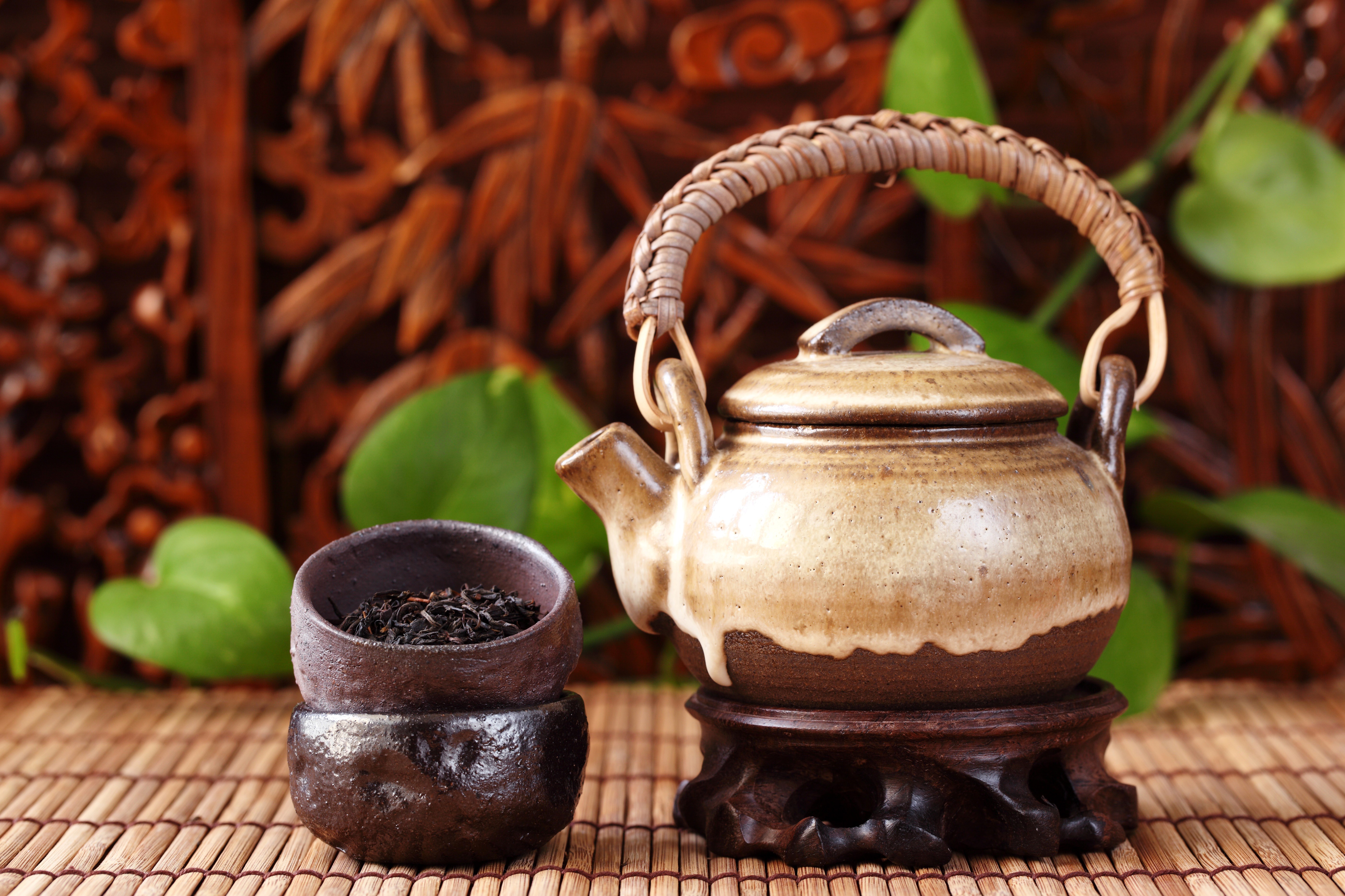 Tea kettle and tea leaves HD Wallpaper