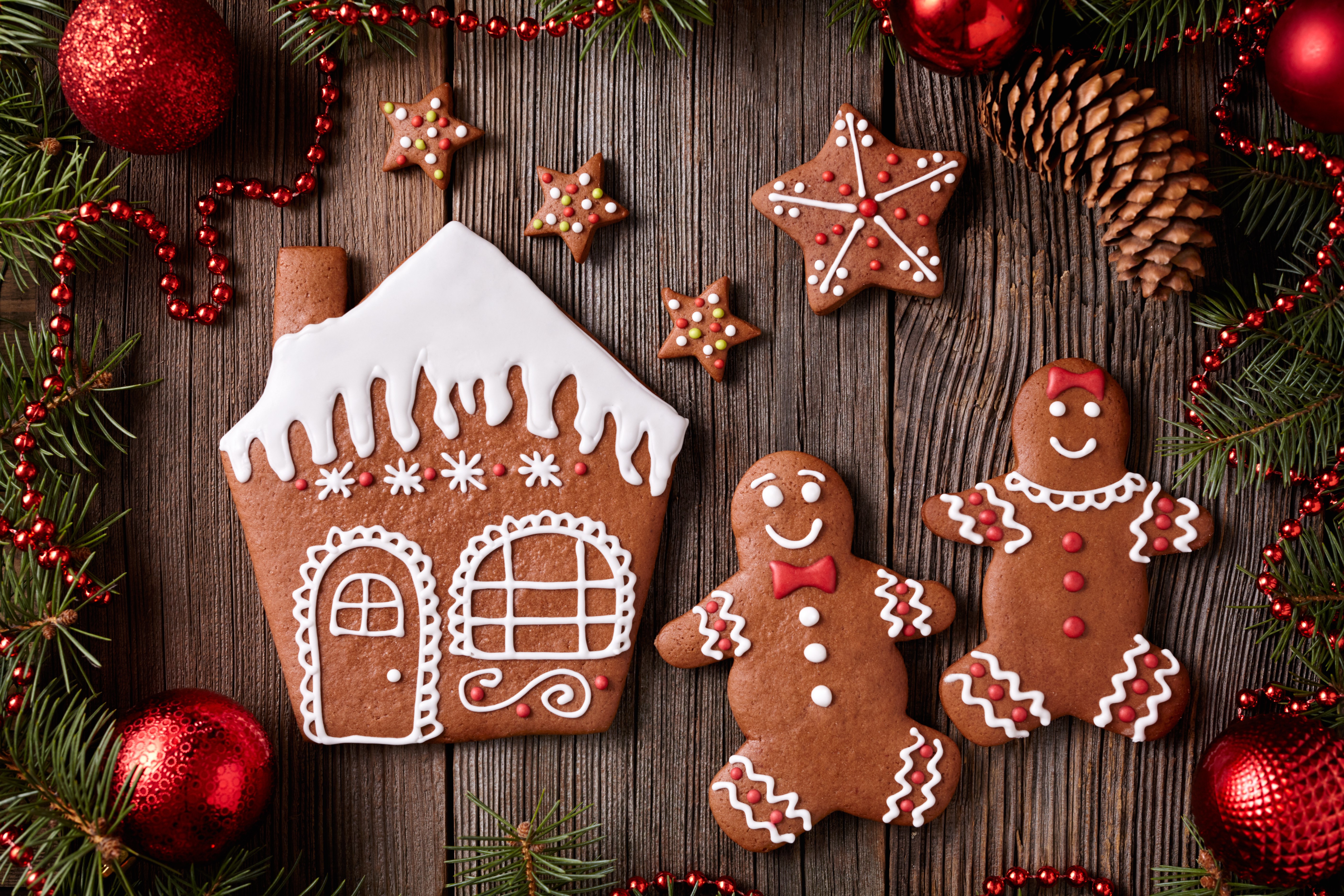 Christmas gingerbread house and cookies with decorations HD Wallpaper