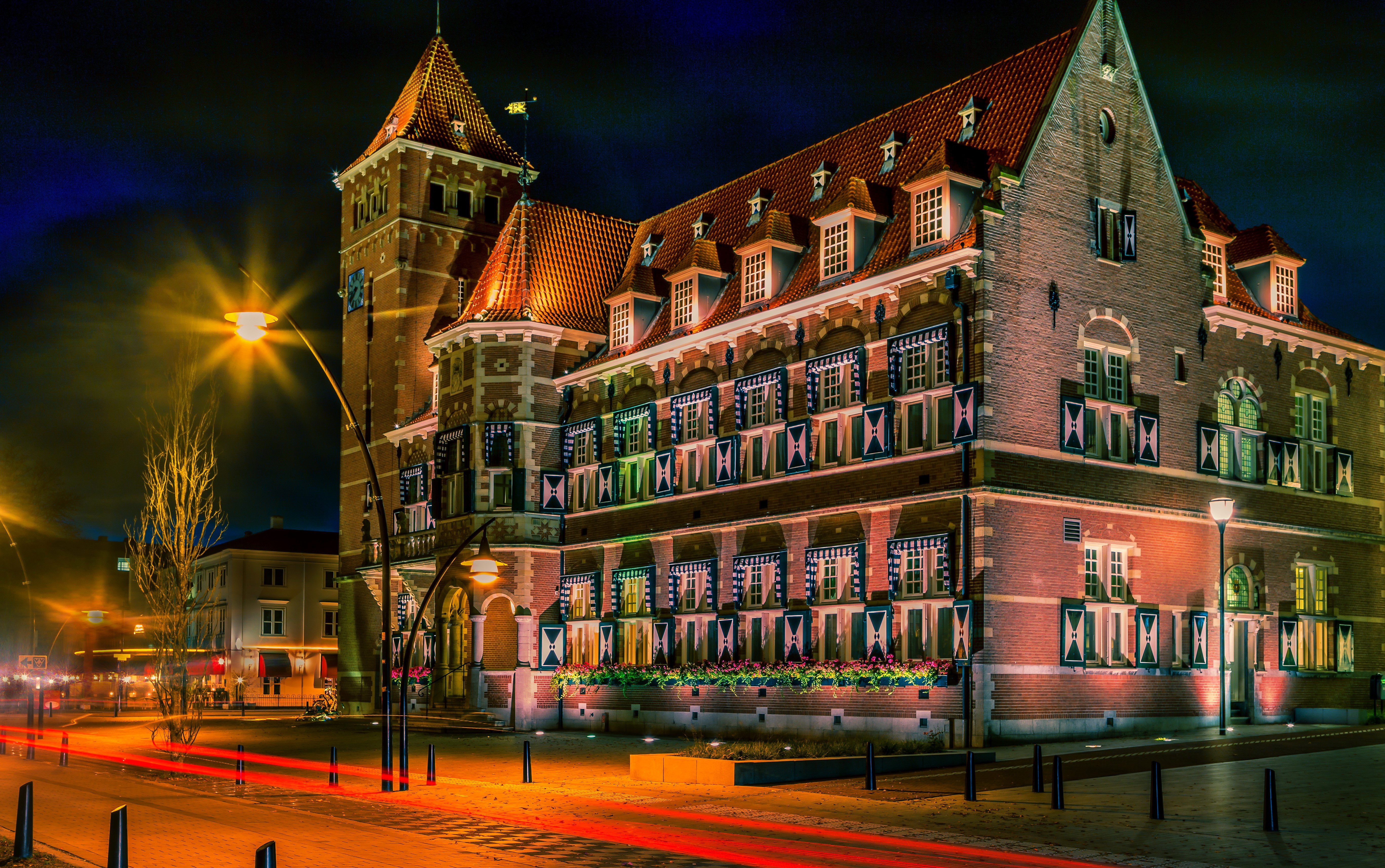 Night view of a historic building in Zeist, Netherlands HD Wallpaper