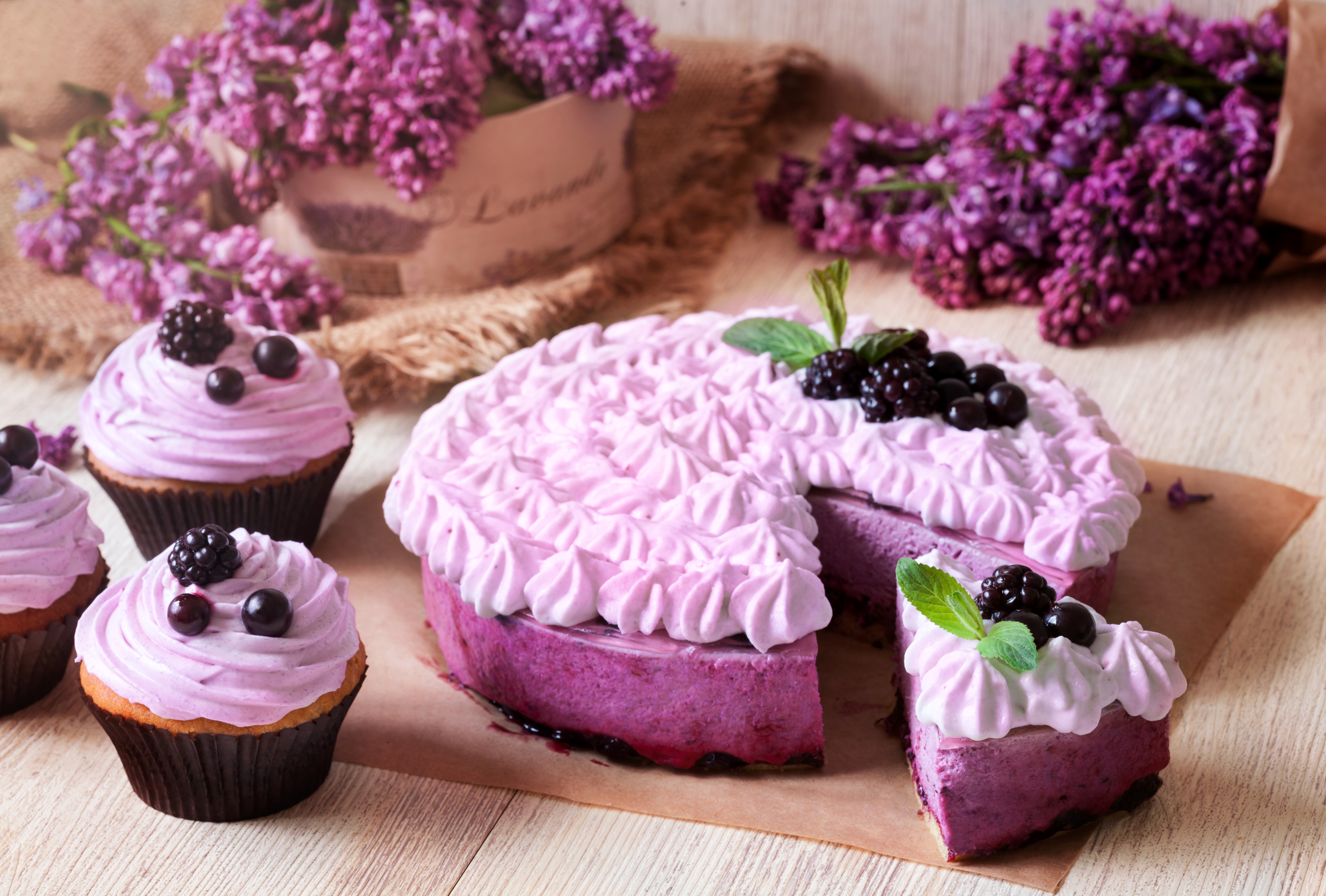 Berry cake and cupcakes with lilac HD Wallpaper