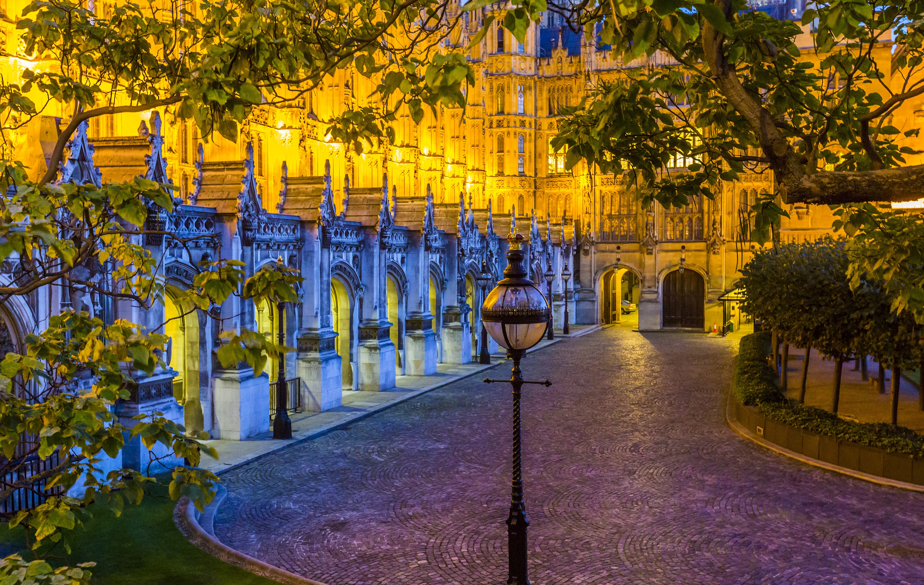 Houses of Parliament and street lights in London at night HD Wallpaper